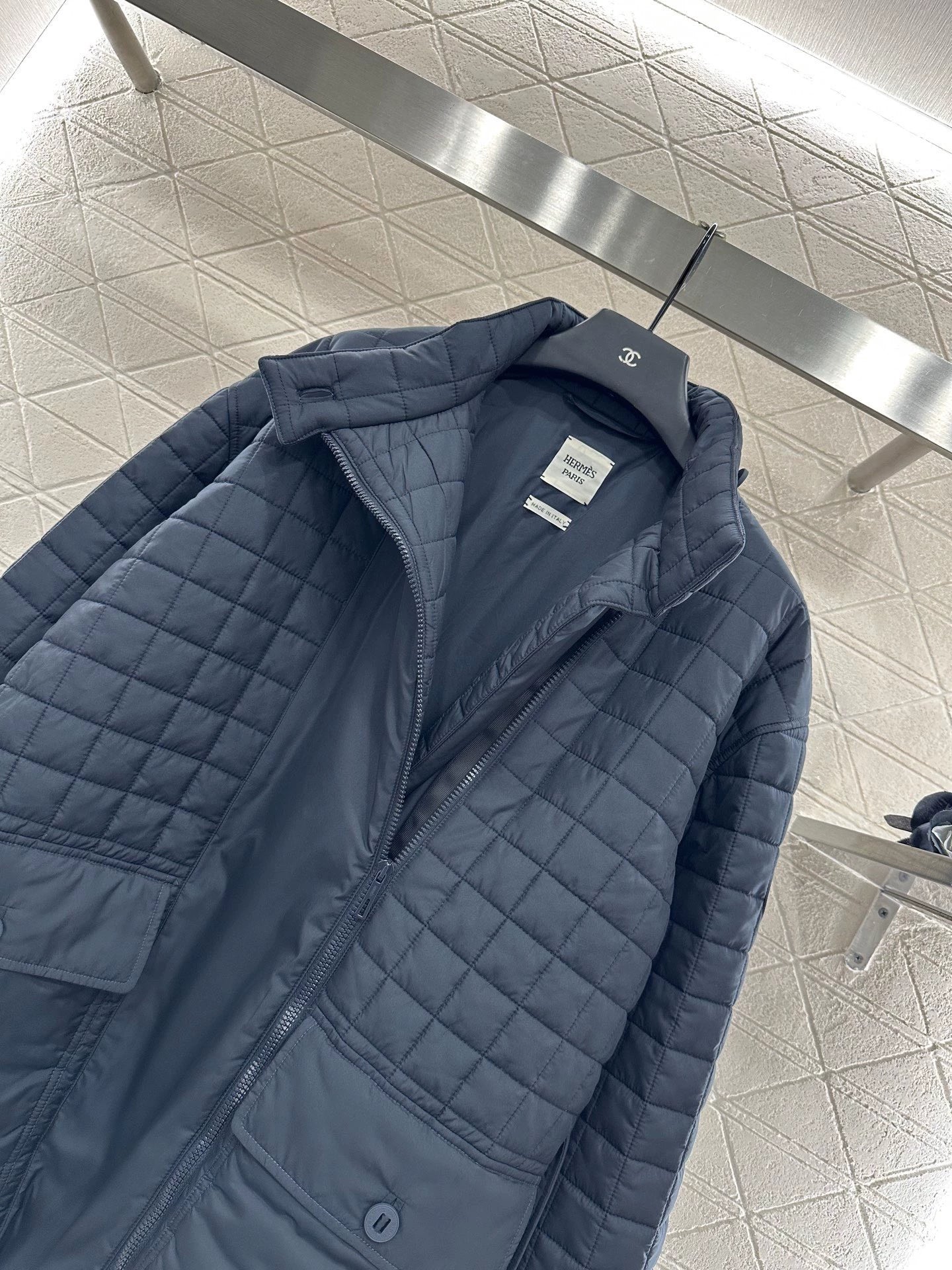 H 25 Stand-up collar, zippered mid-length padded jacket.