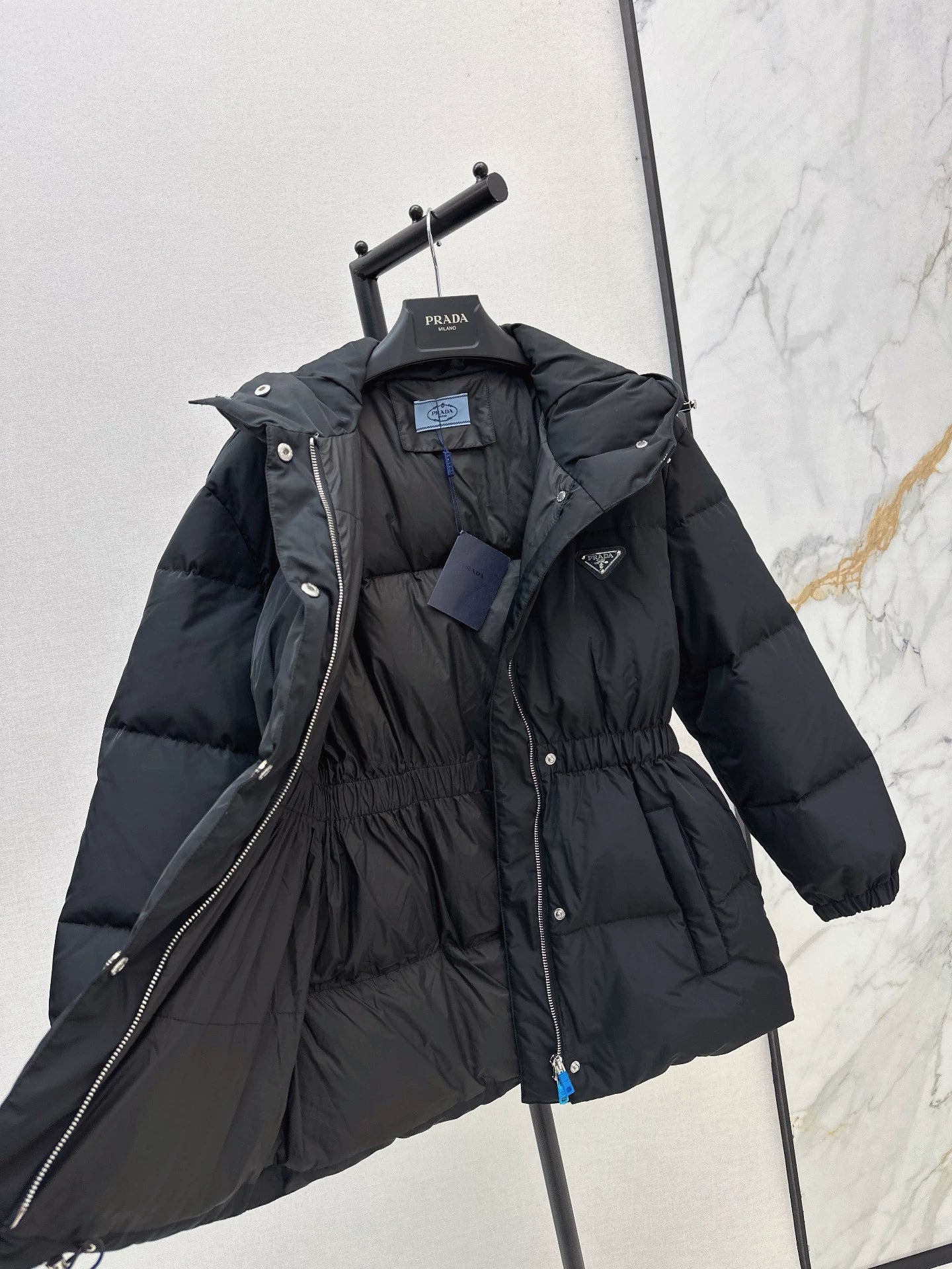 P 25fw Hooded slim-fit mid-length down jacket (with waist bag)