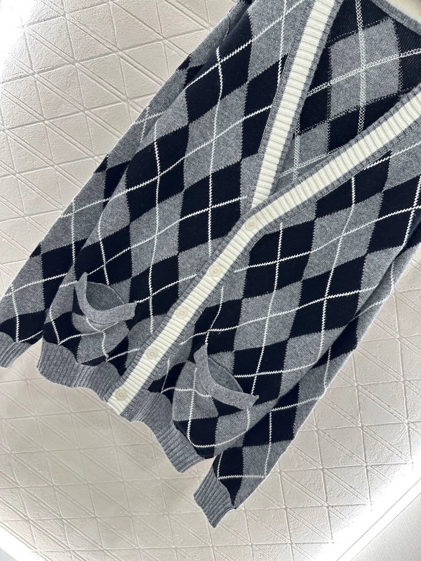 G 25 Diamond jacquard long knit cardigan.