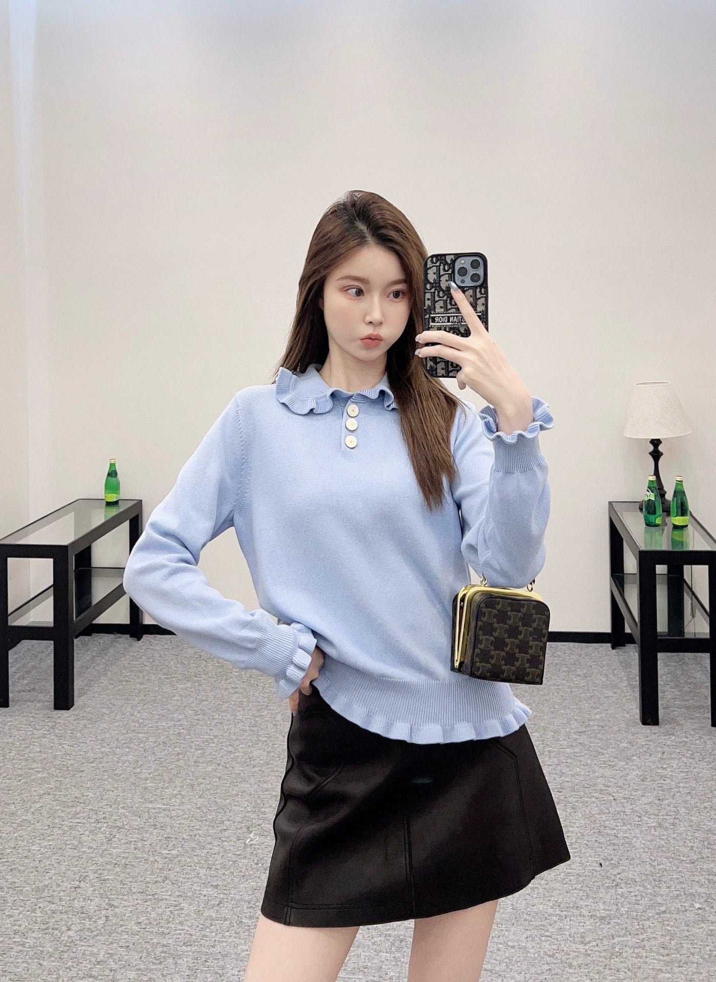 V 25 Long-sleeved knitted top with ruffled collar.