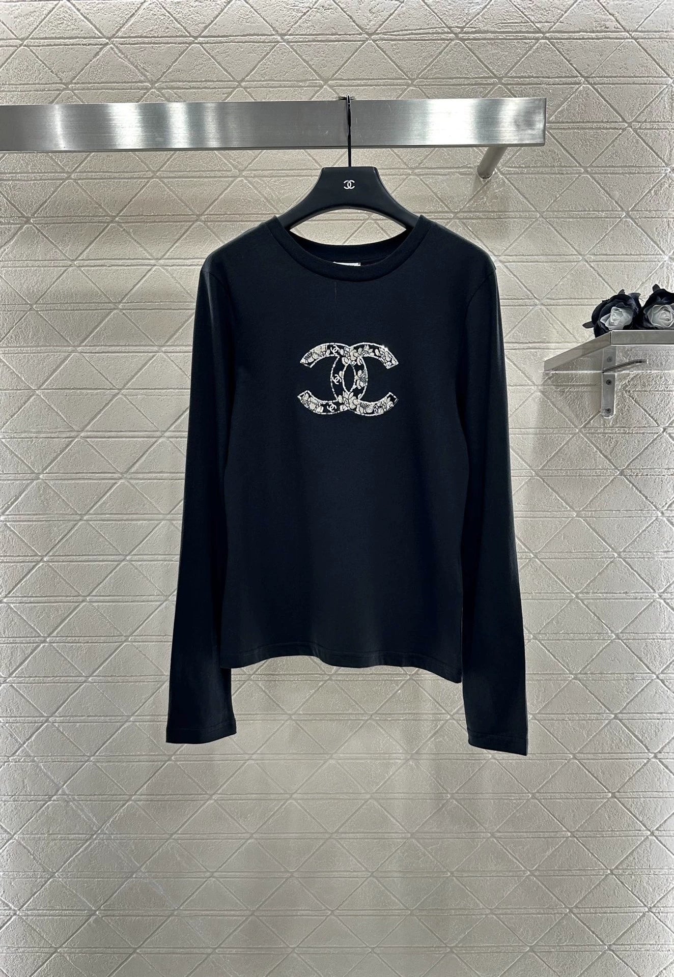 C 25 Crew neck, embroidered long sleeves