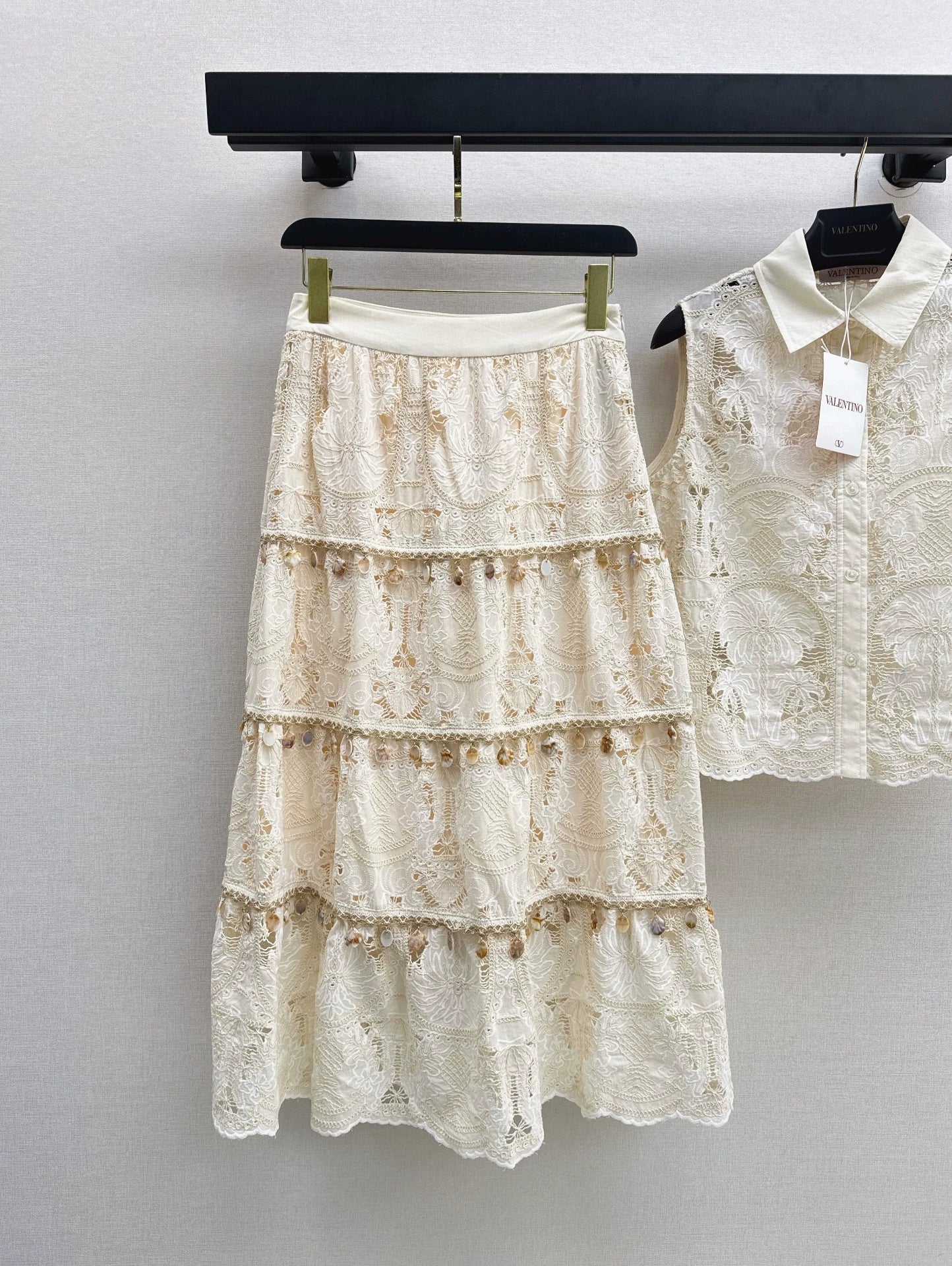 V 25 new water-soluble flower sleeveless top + lace decoration cake half-skirt vacation style set
