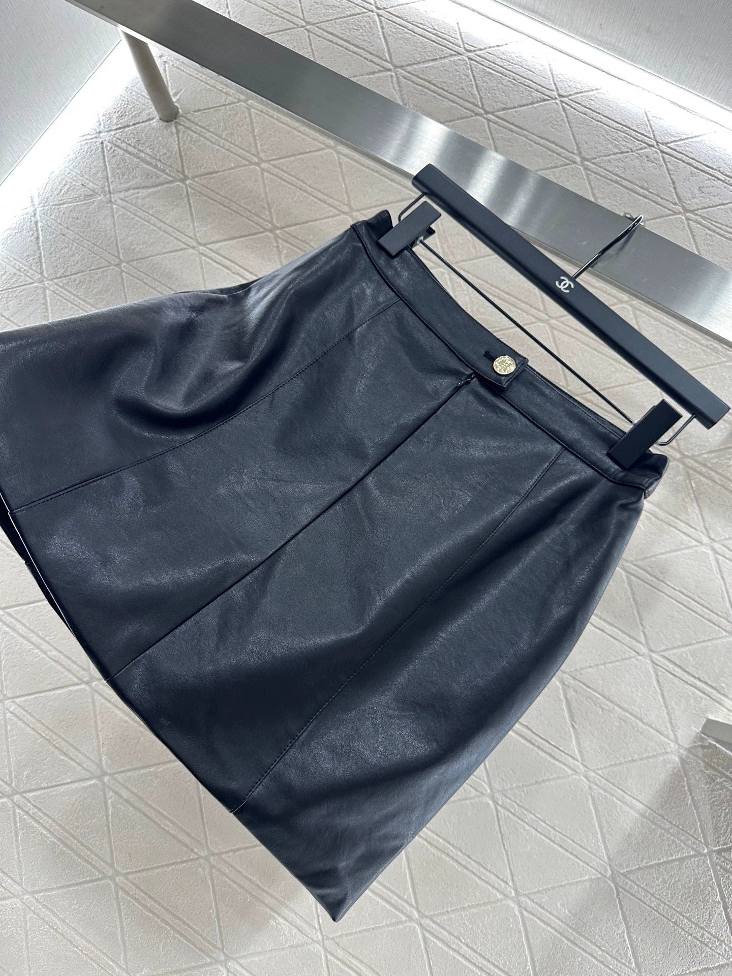 C 25 Hip-hugging leather miniskirt