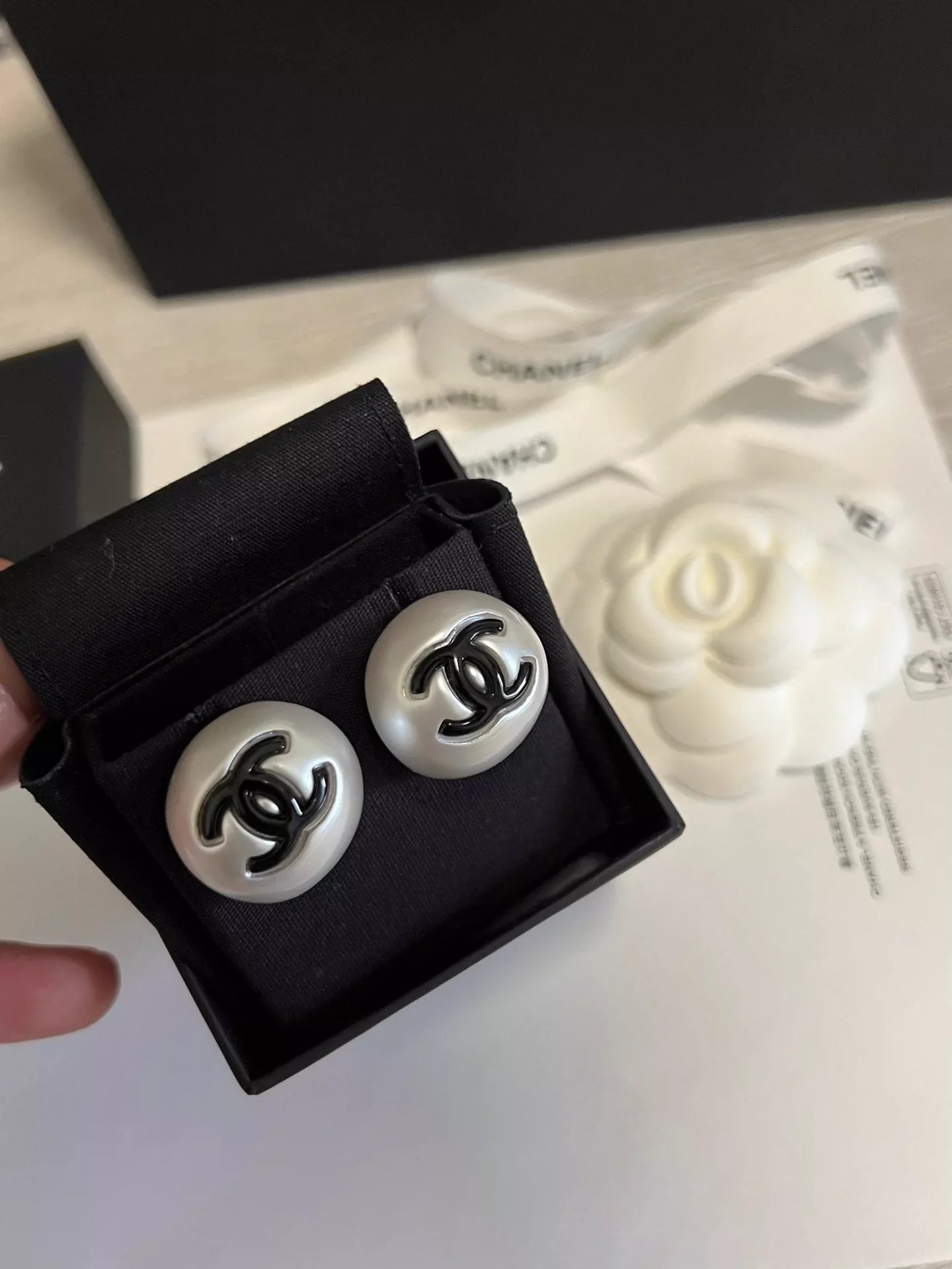 25 Summer new enamel double c pearl earrings