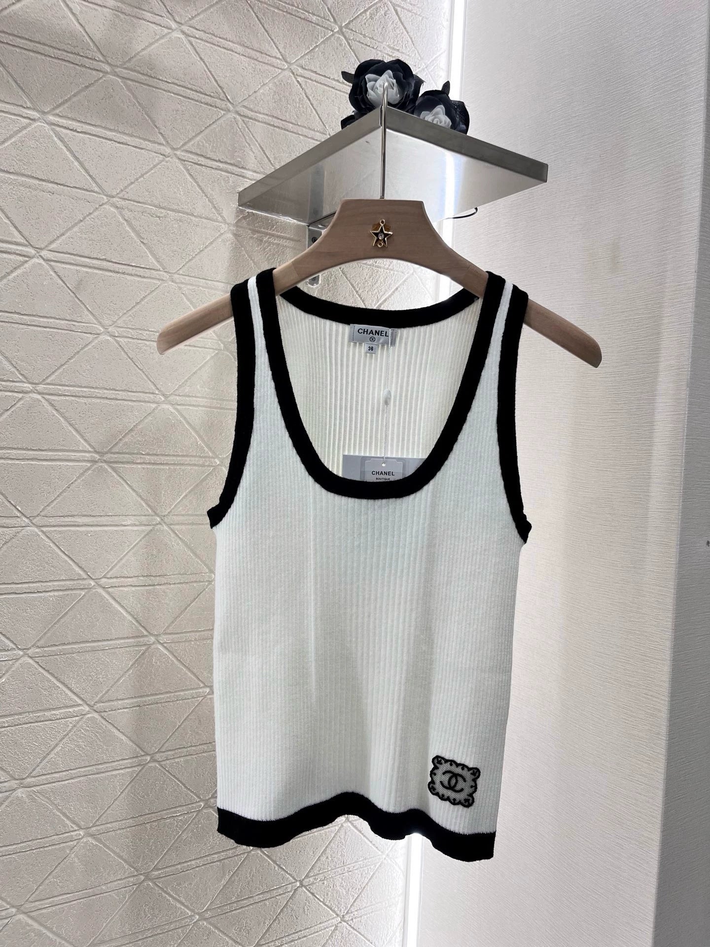 C 25 Spring and Summer new style contrasting knitted vest with hemming