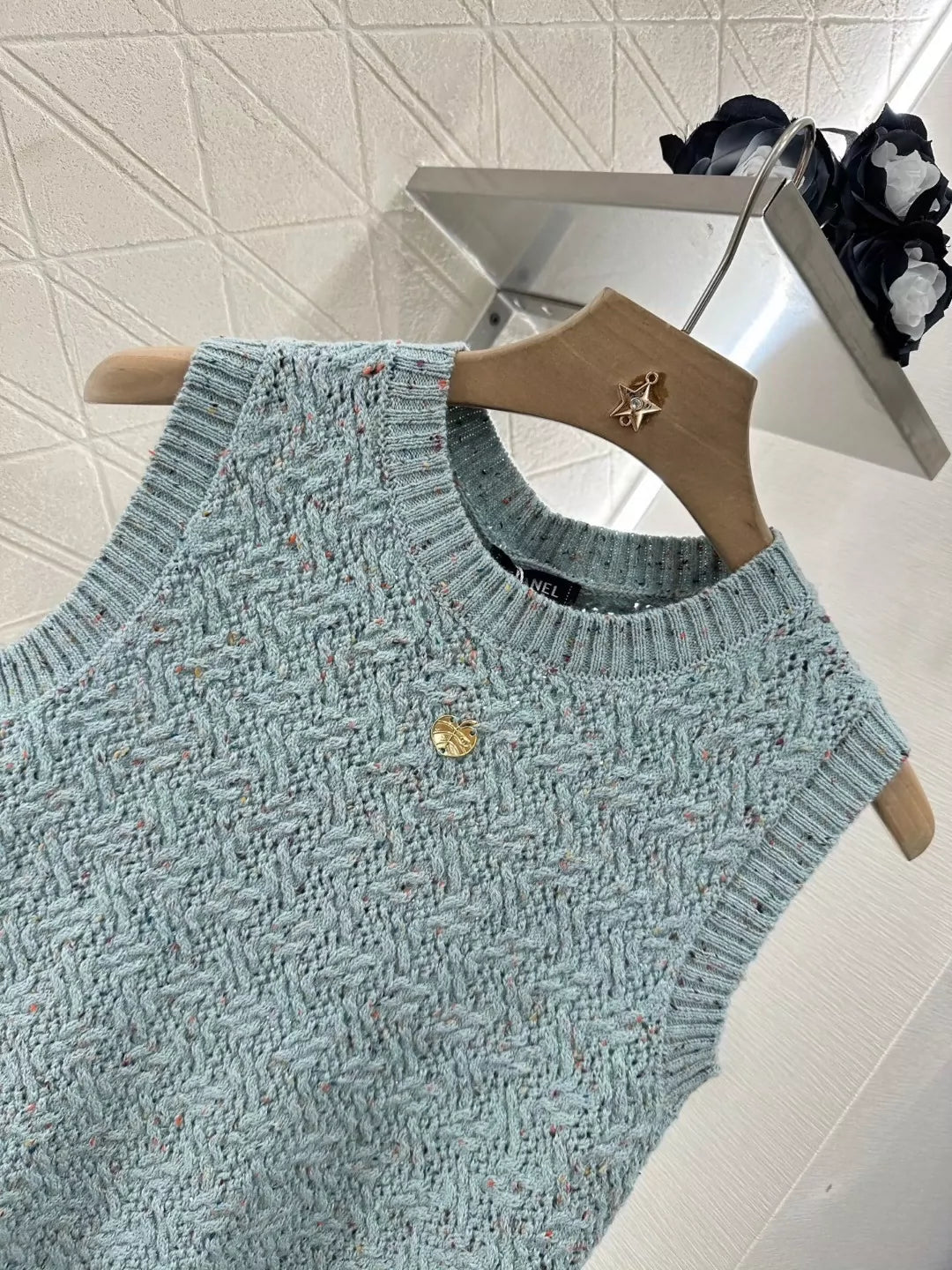 C 25 Leaf Knit Vest
