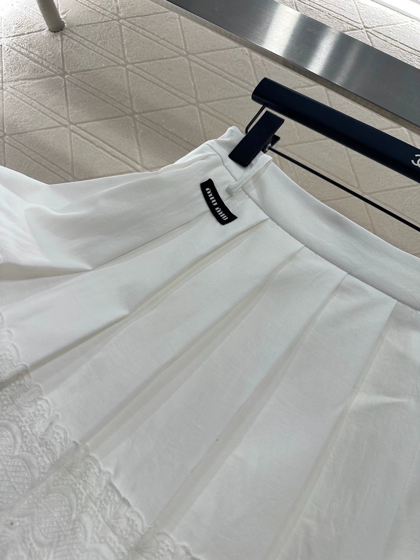 M 25 High-waisted lace pleated skirt