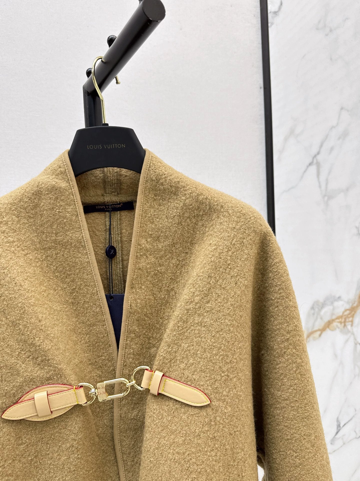 L 25 Buckled double-sided cape coat