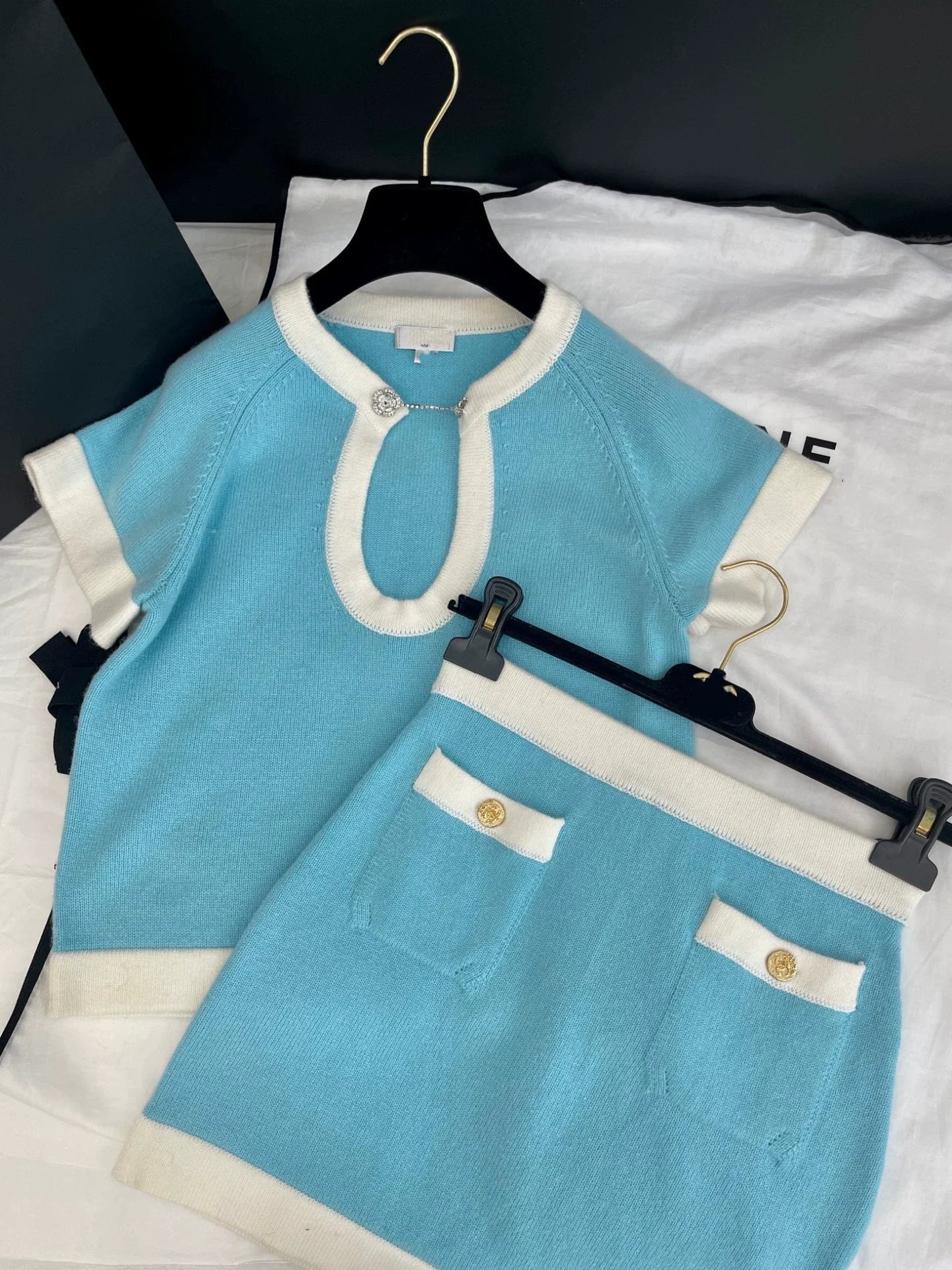 25 Summer New Elegant Contrast Color Knitted Top Skirt Set