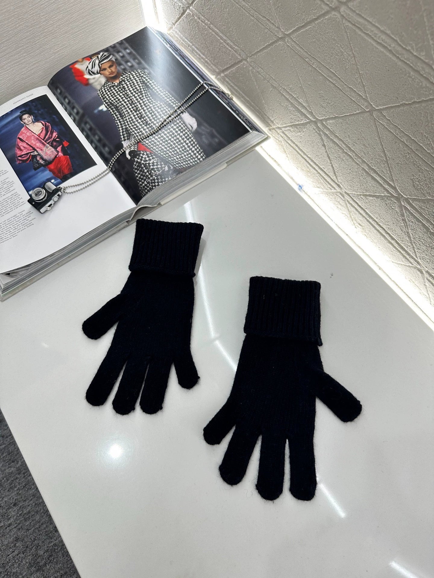 C 25 Logo Cashmere Gloves