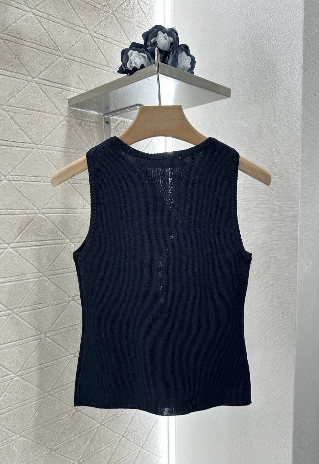 D 25 New Front Cutout Knit Vest