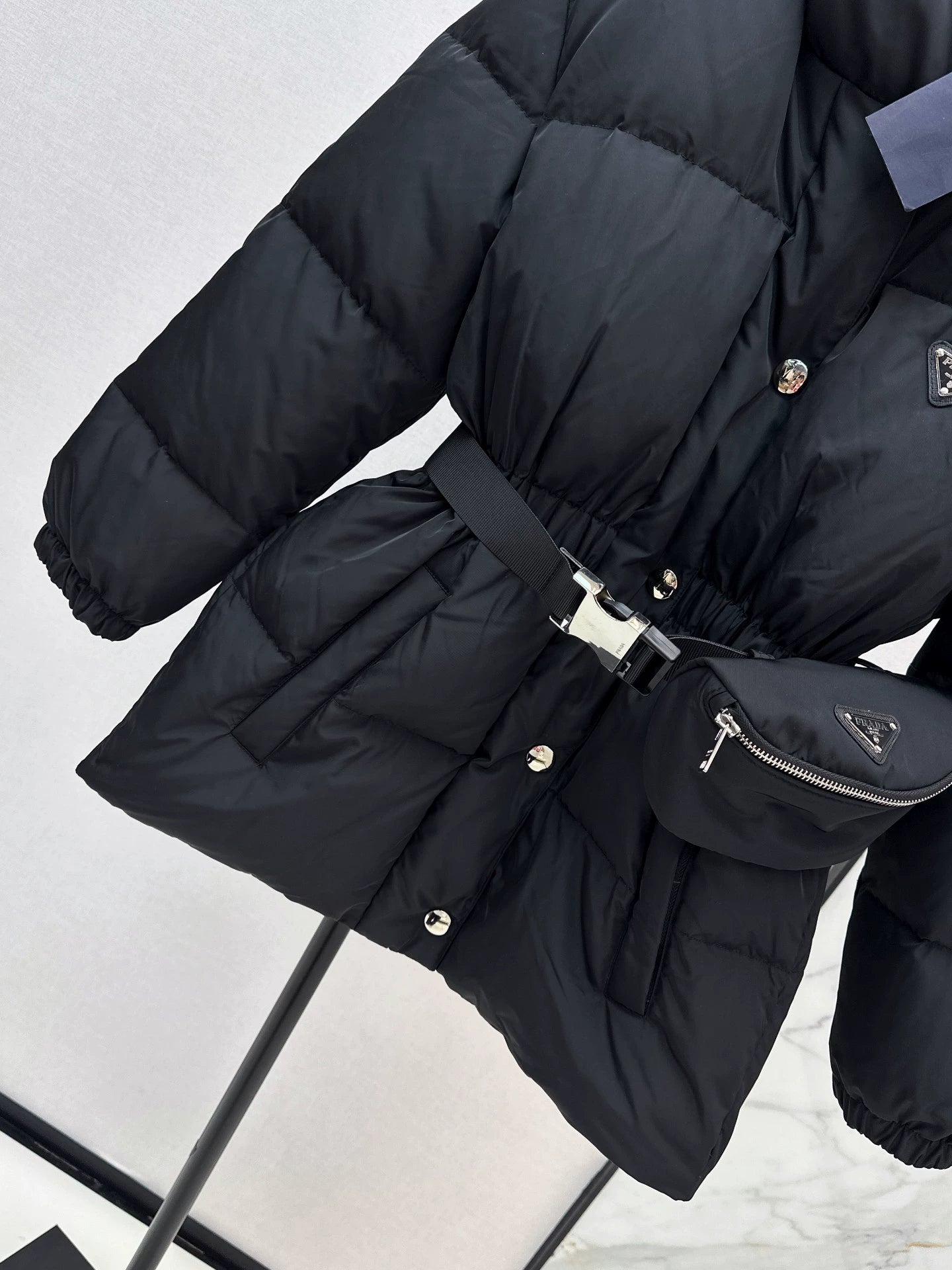 P 25fw Hooded slim-fit mid-length down jacket (with waist bag)