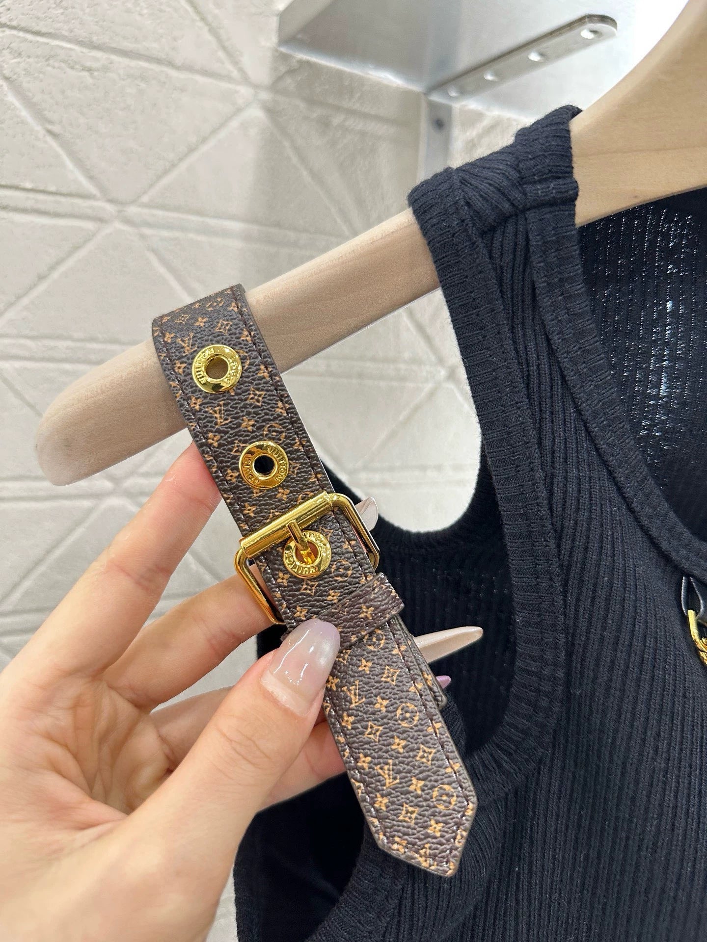 1ou 25 Leather shoulder strap with chain and cotton vest