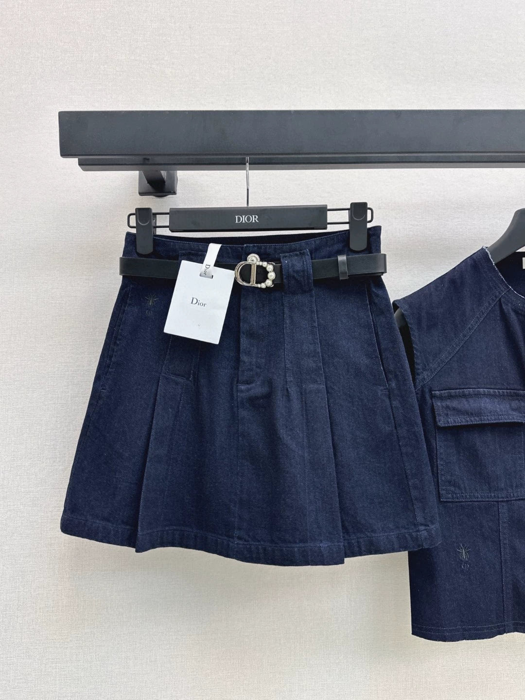 D 25 Neuer Jeansanzug mit Gürteldekoration