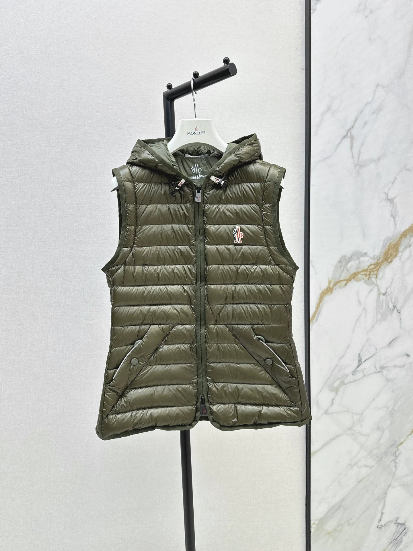 Mon 25fw New lightweight down jacket with detachable sleeves.