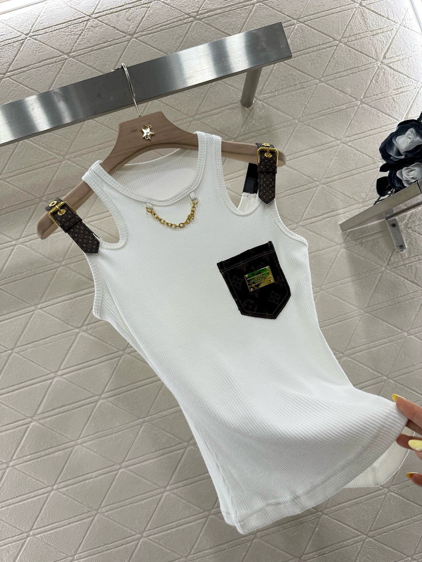 1ou 25 Leather shoulder strap with chain and cotton vest