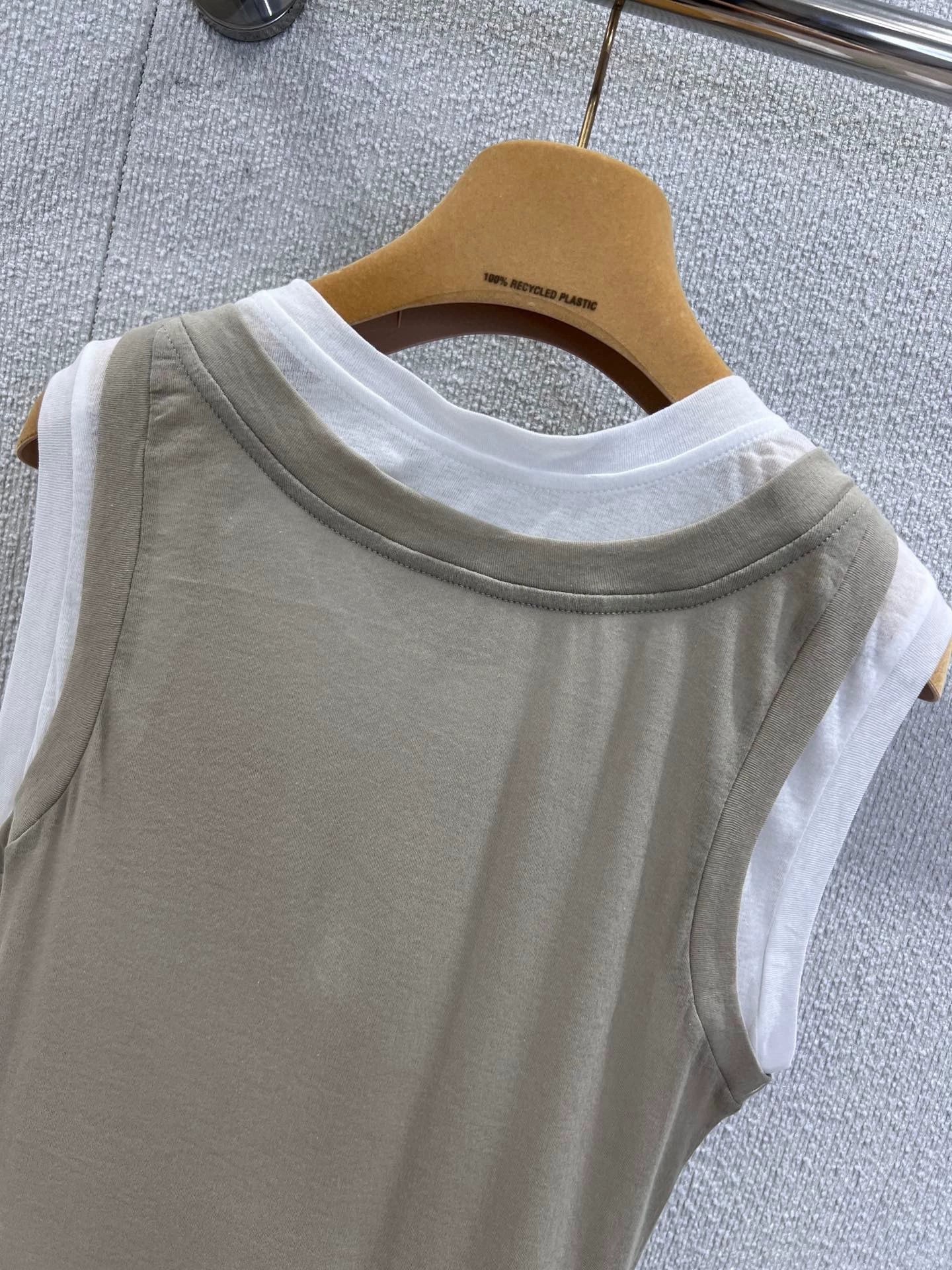 M 25SS new summer style fake two-piece contrasting color decorative label sleeveless vest