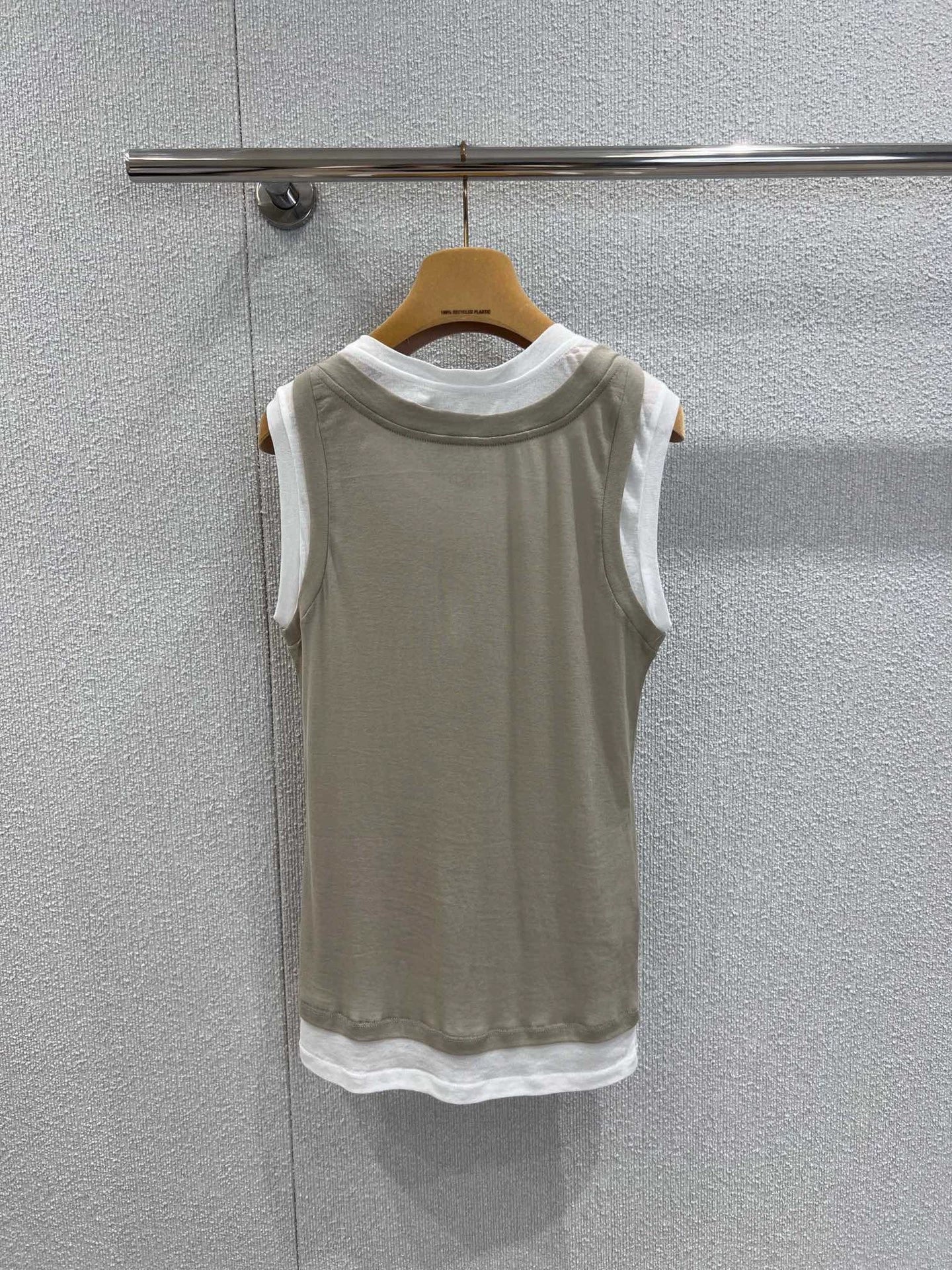 M 25SS new summer style fake two-piece contrasting color decorative label sleeveless vest