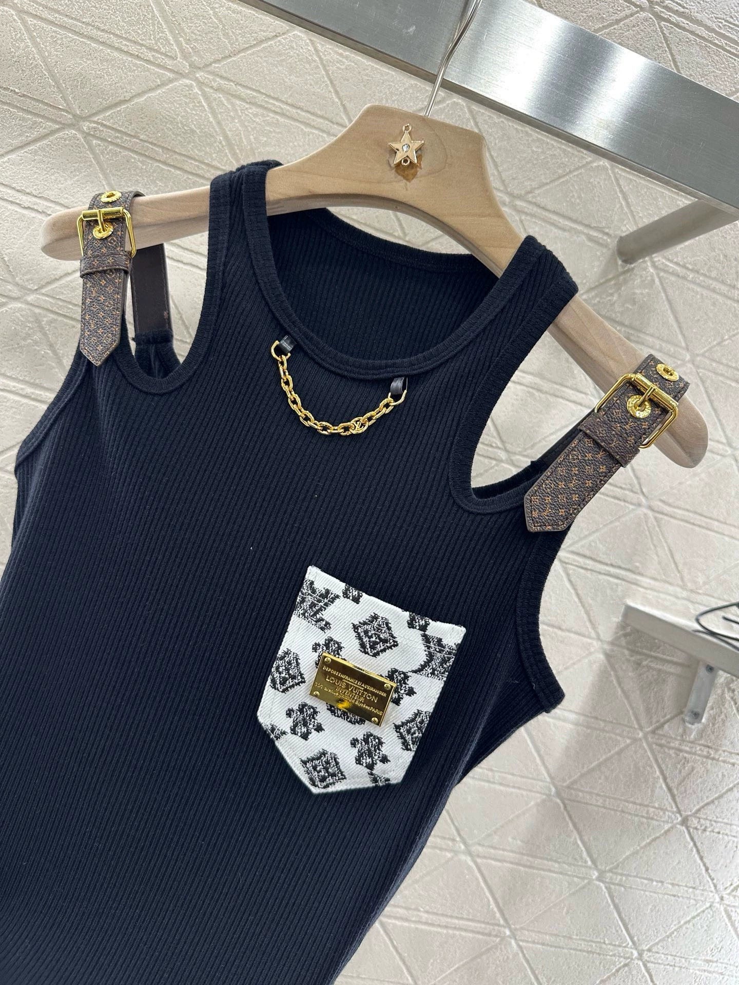1ou 25 Leather shoulder strap with chain and cotton vest