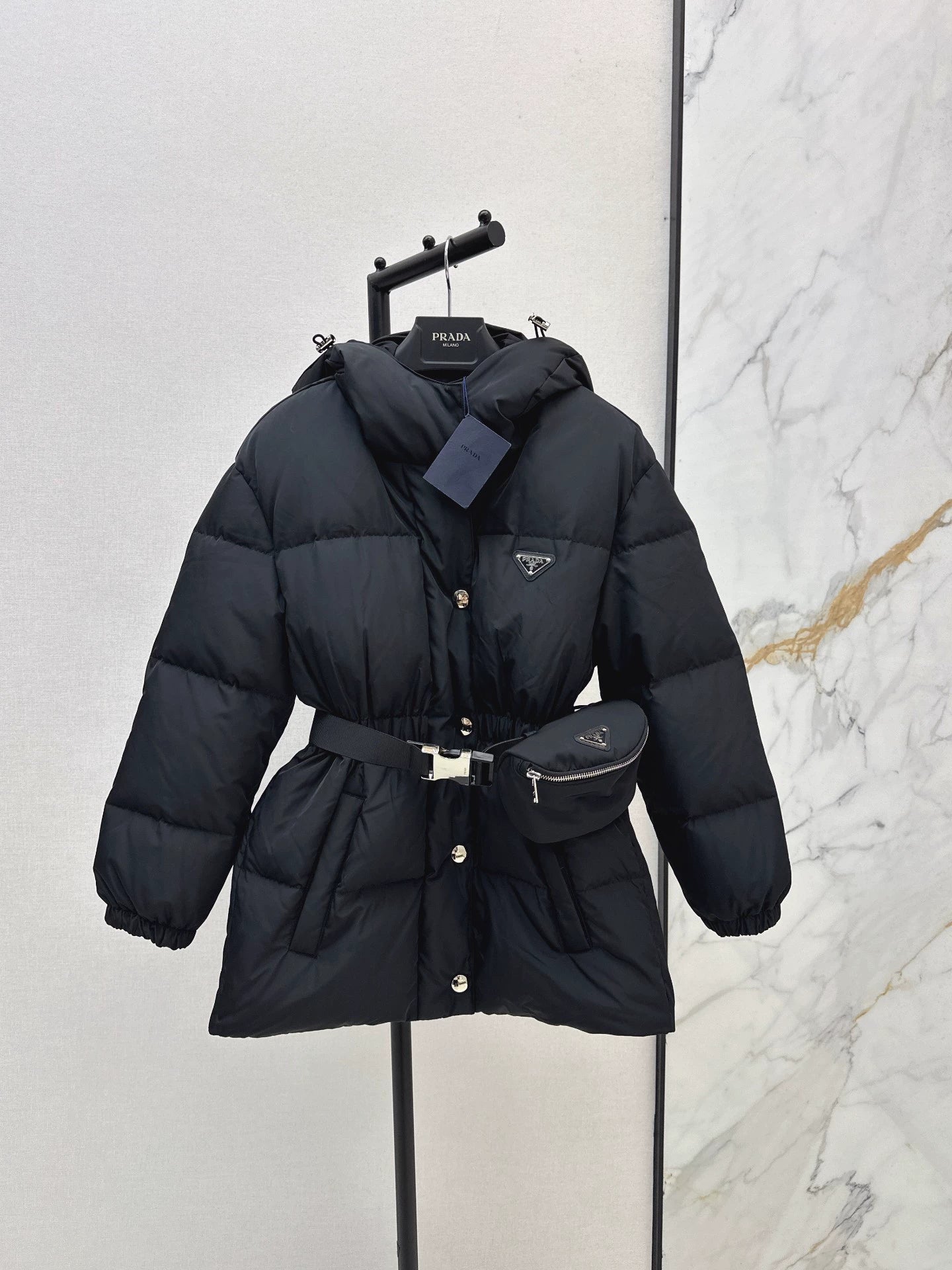 P 25fw Hooded slim-fit mid-length down jacket (with waist bag)