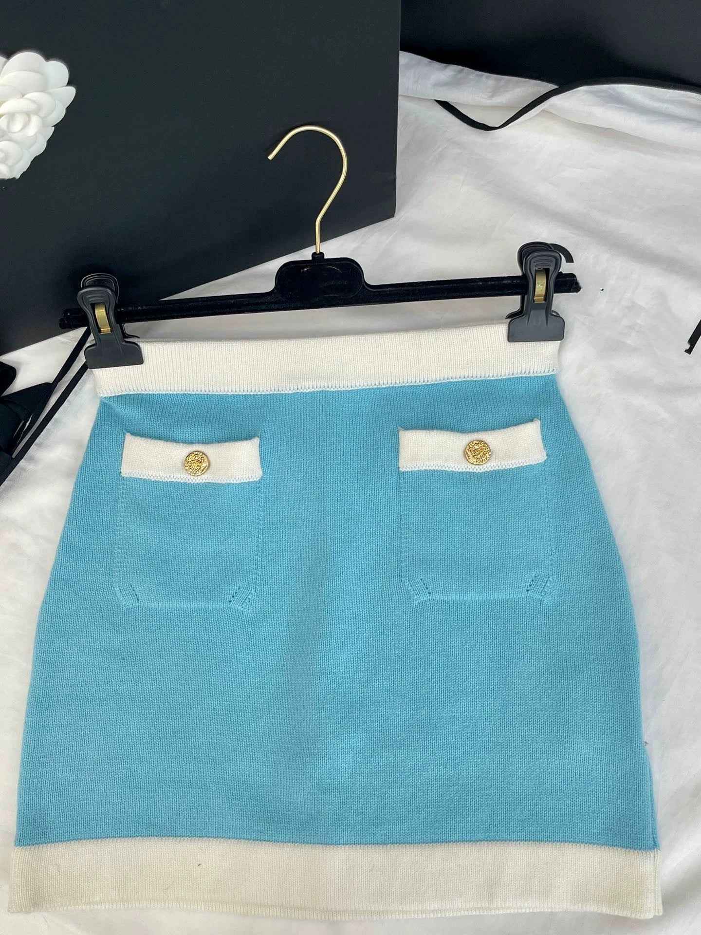 25 Summer New Elegant Contrast Color Knitted Top Skirt Set