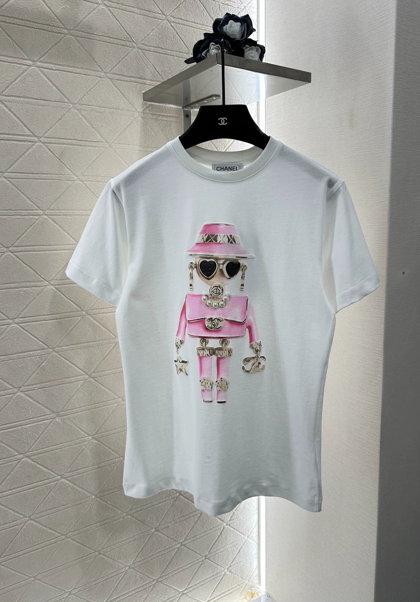 C 25 Crew neck, bag and doll print, pearl T-shirt.