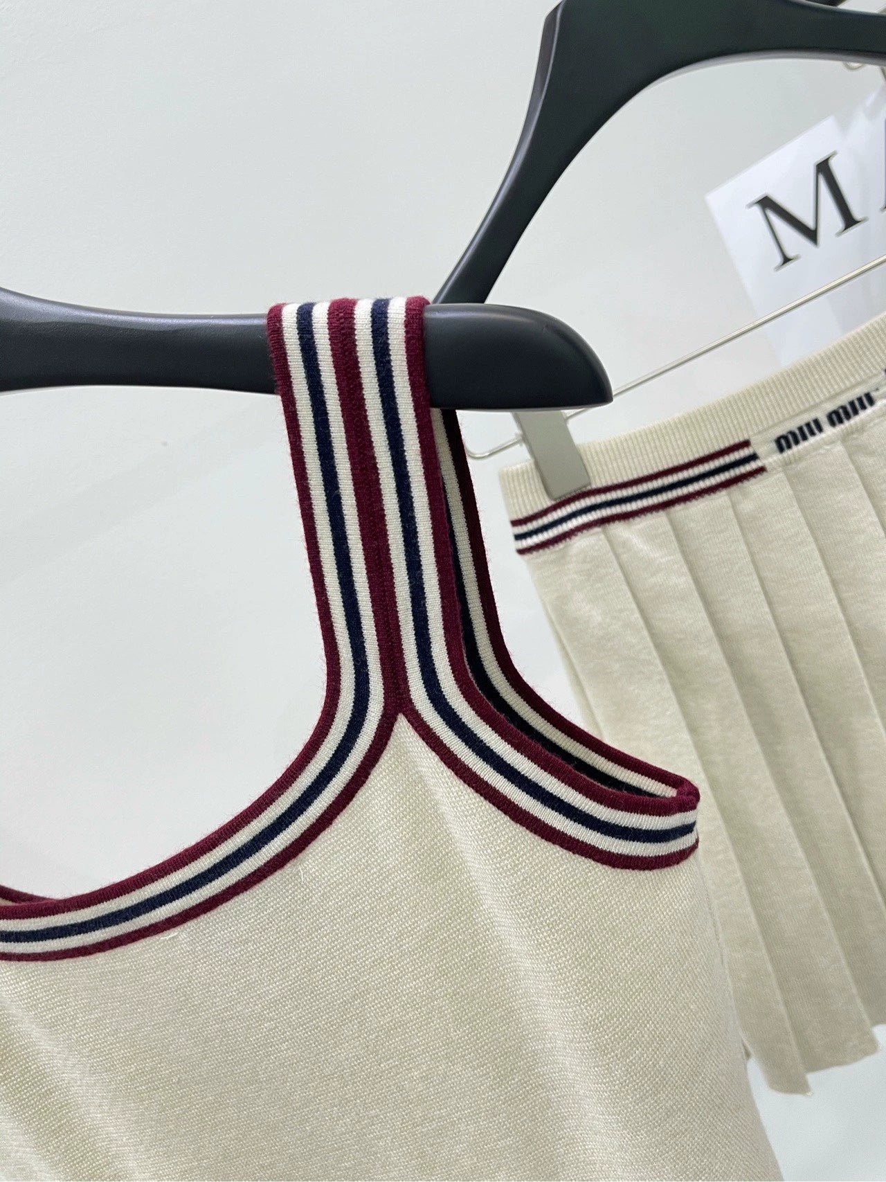 M 25 apricot red edge knitted vest