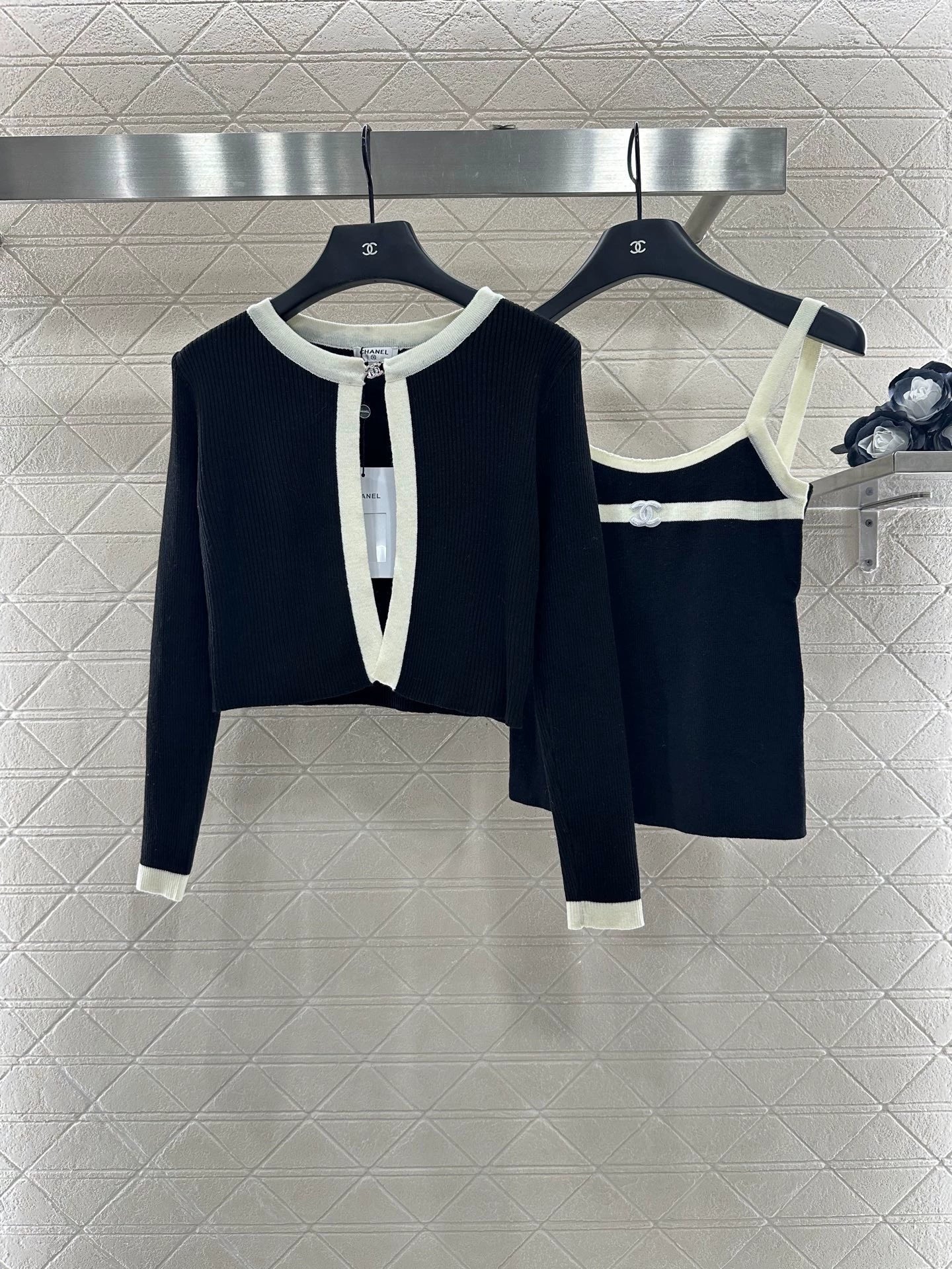 C 25 Two-piece knitted cardigan with suspenders