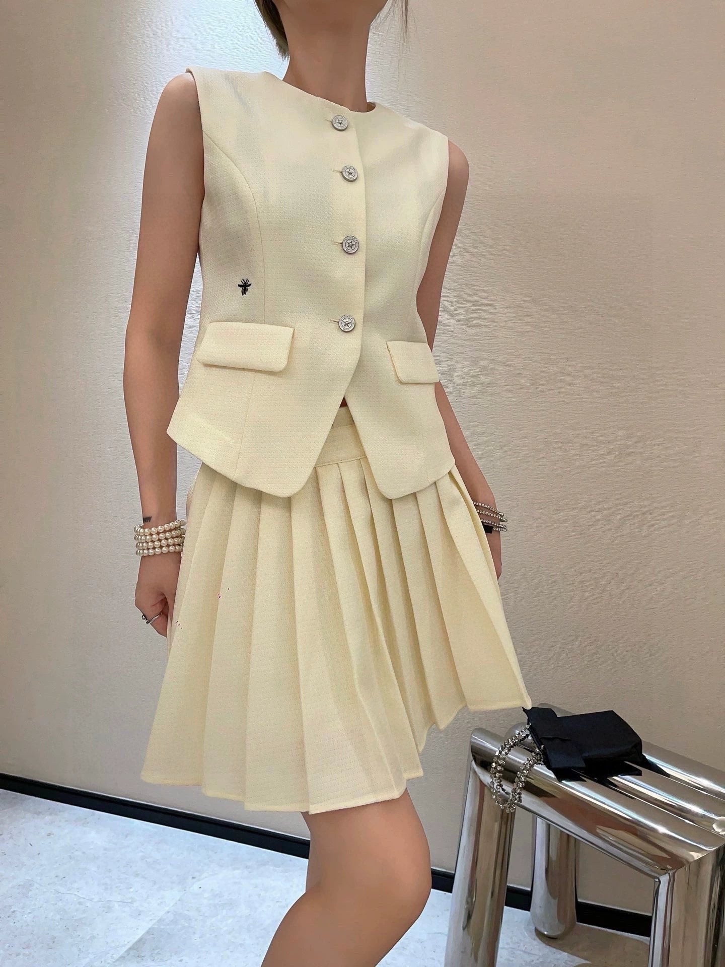 D 25 Bee embroidered vest + pleated skirt set
