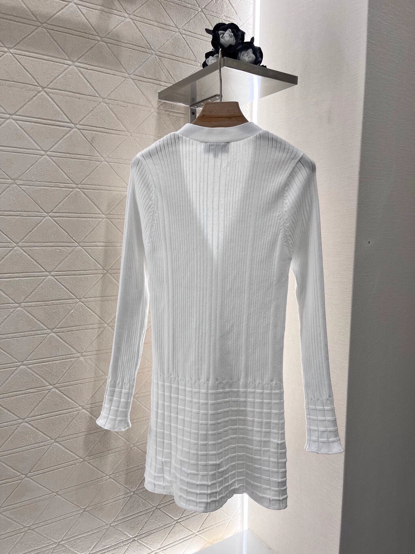 C 25Three-dimensional pattern V-neck open-front knitted skirt