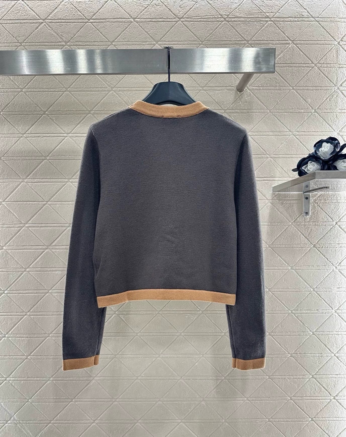 C 25 Cropped long-sleeved knitted cardigan