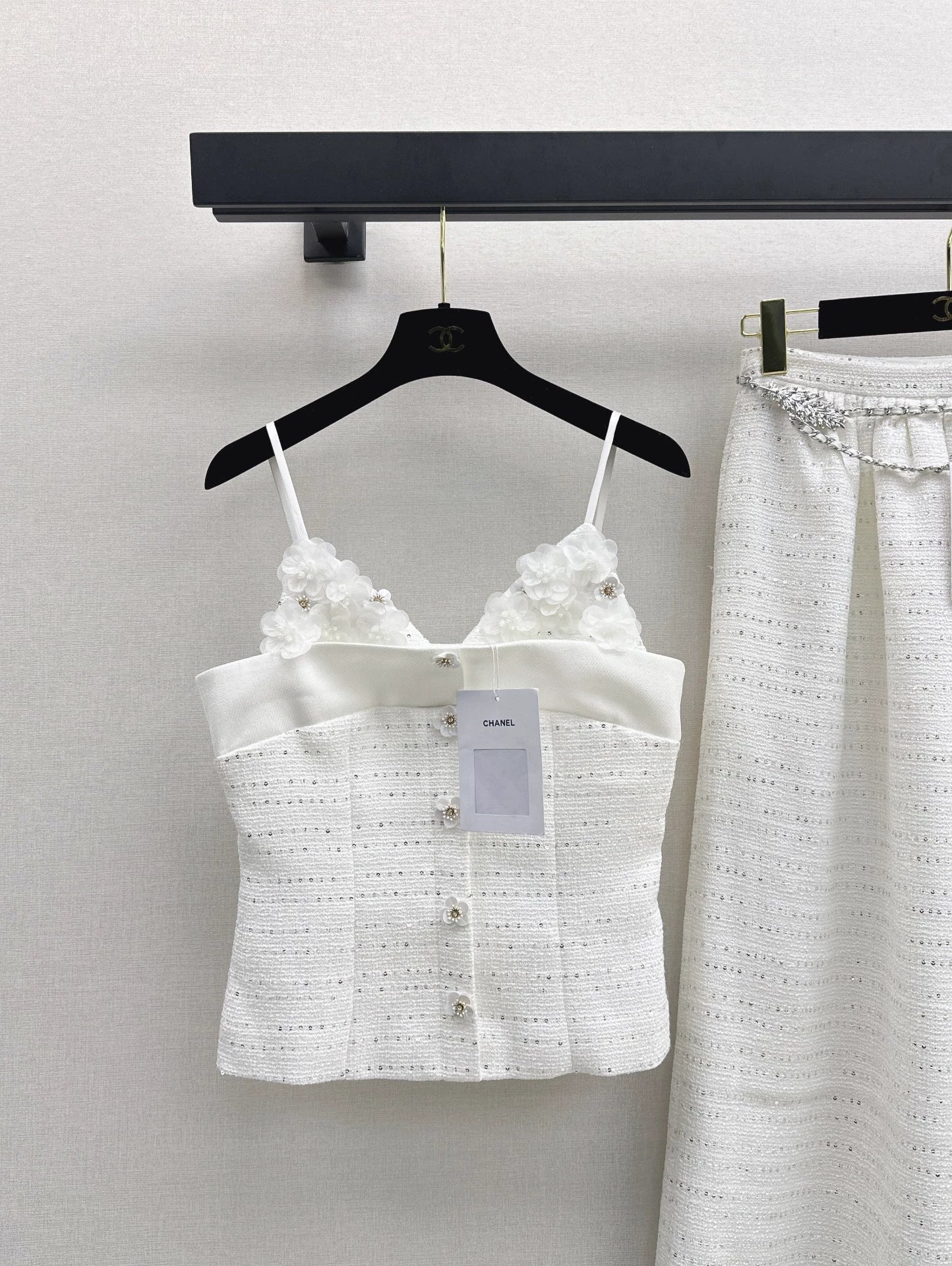 C New Spring/Summer 3D Flower Embellished Camisole with Waist Chain, High-Waisted Skirt