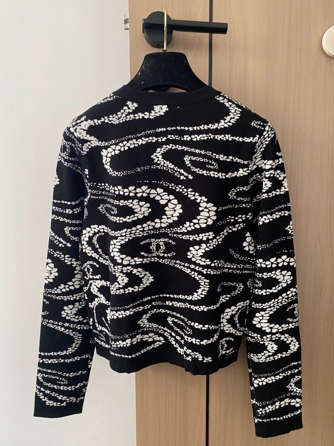 C 25 neue Strickjacke mit Blütenmuster und Rundhalsausschnitt