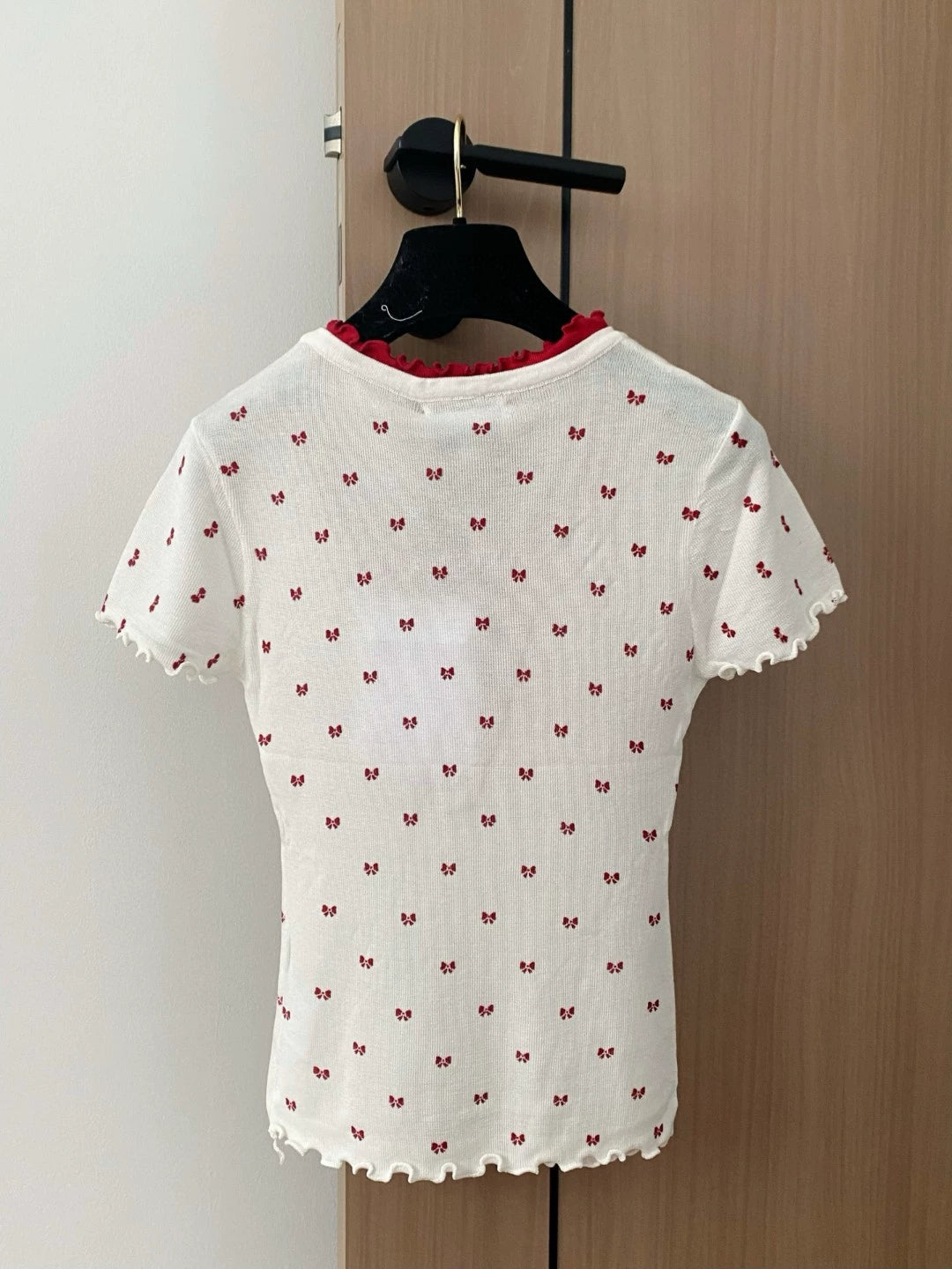 C 25 Nouveau haut en tricot à manches courtes avec bordure à nœud contrastant