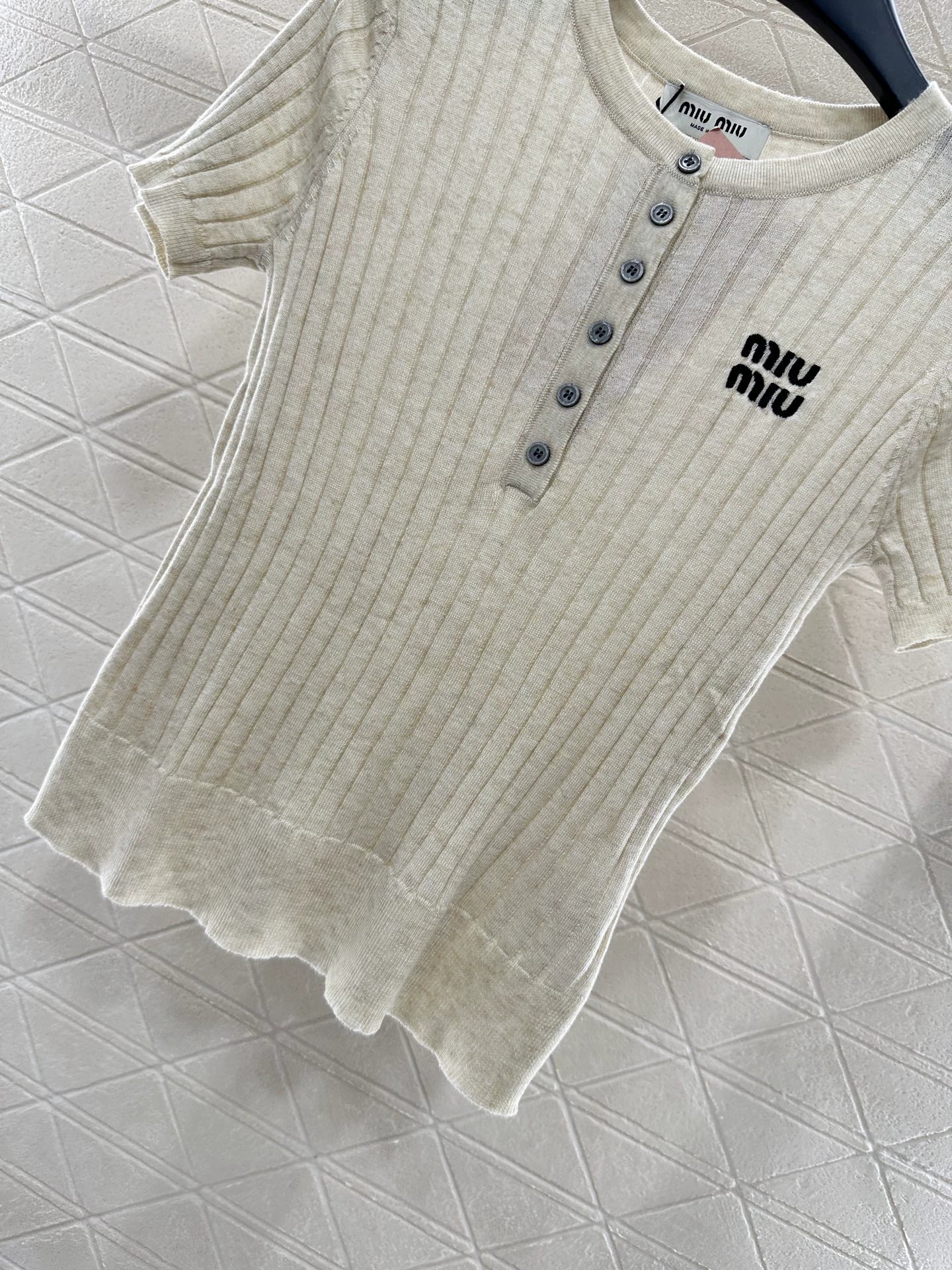 M 25 Vertical ribbed half-open placket knit short-sleeves