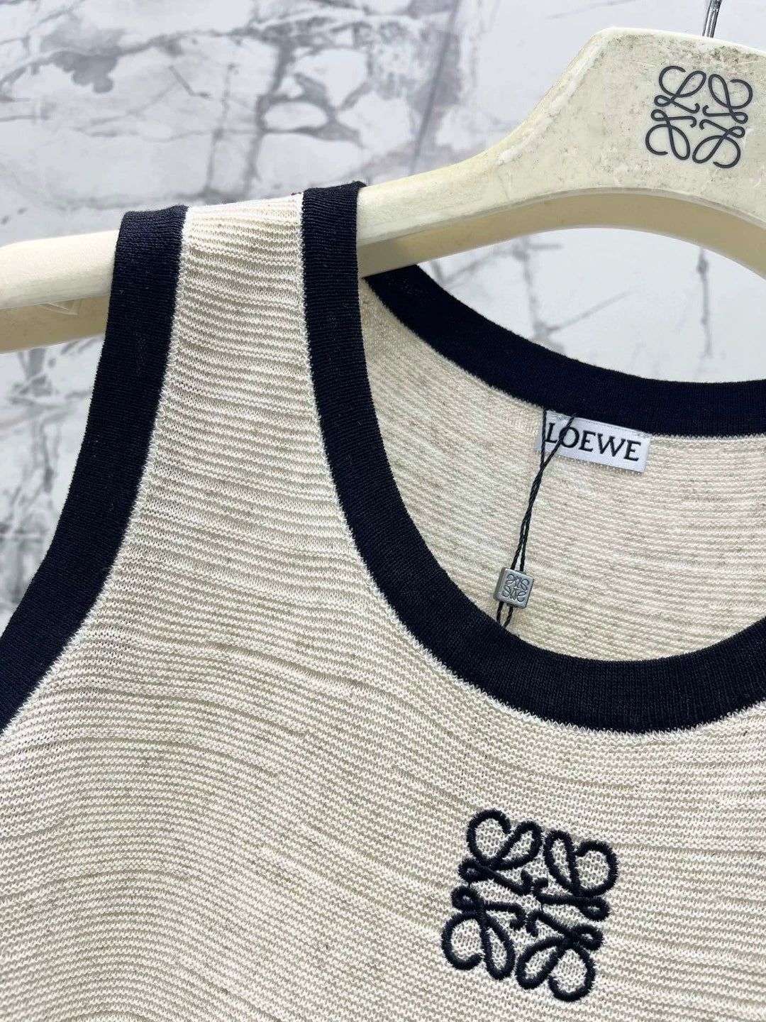 LO 25 New Embroidered knit sleeveless undershirt