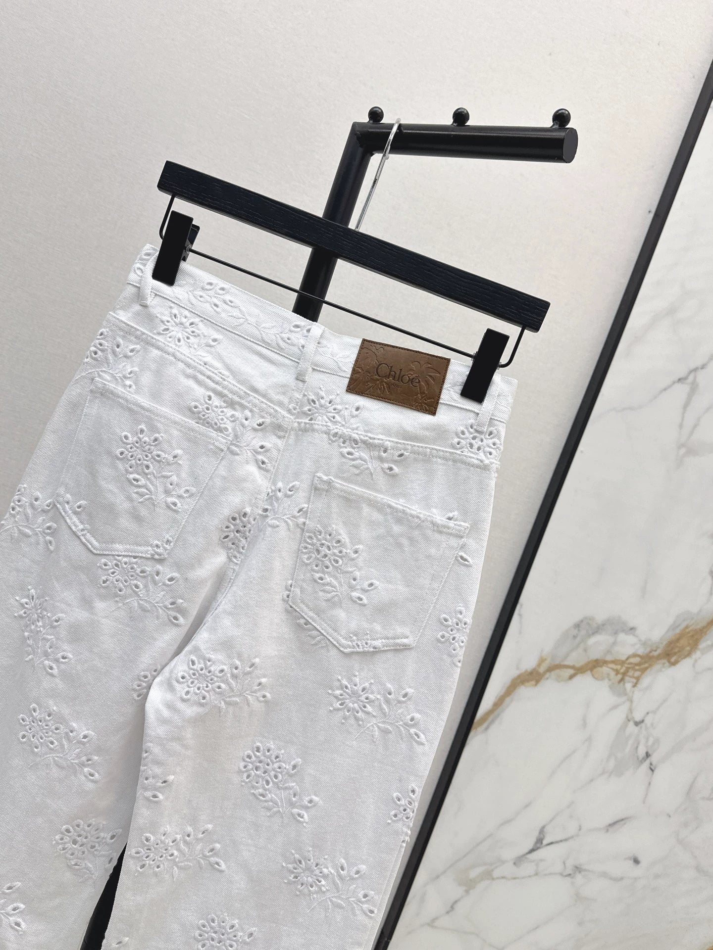 Chl 25 hollow embroidered jeans