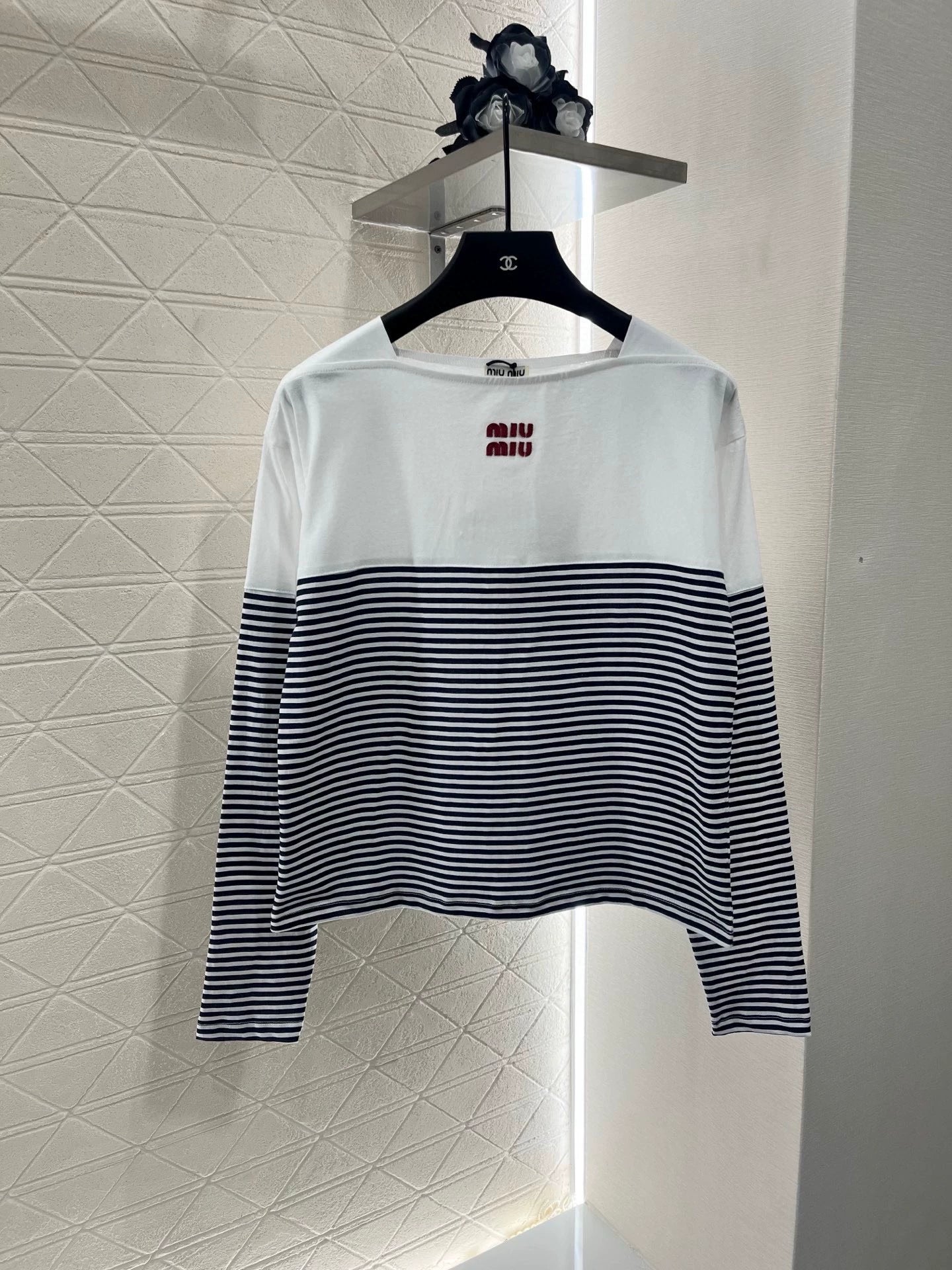 M 25 Striped patchwork, one-shoulder long sleeves