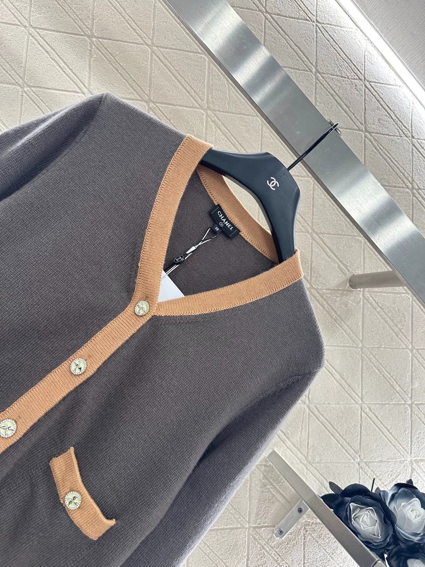 C 25 Cropped long-sleeved knitted cardigan