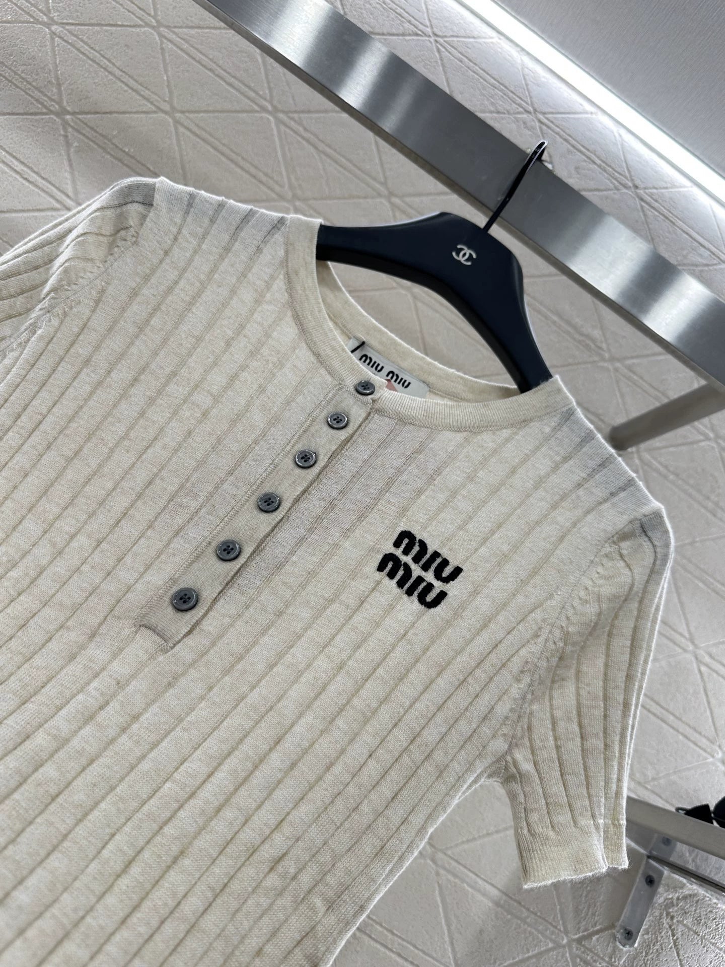 M 25 Vertical ribbed half-open placket knit short-sleeves