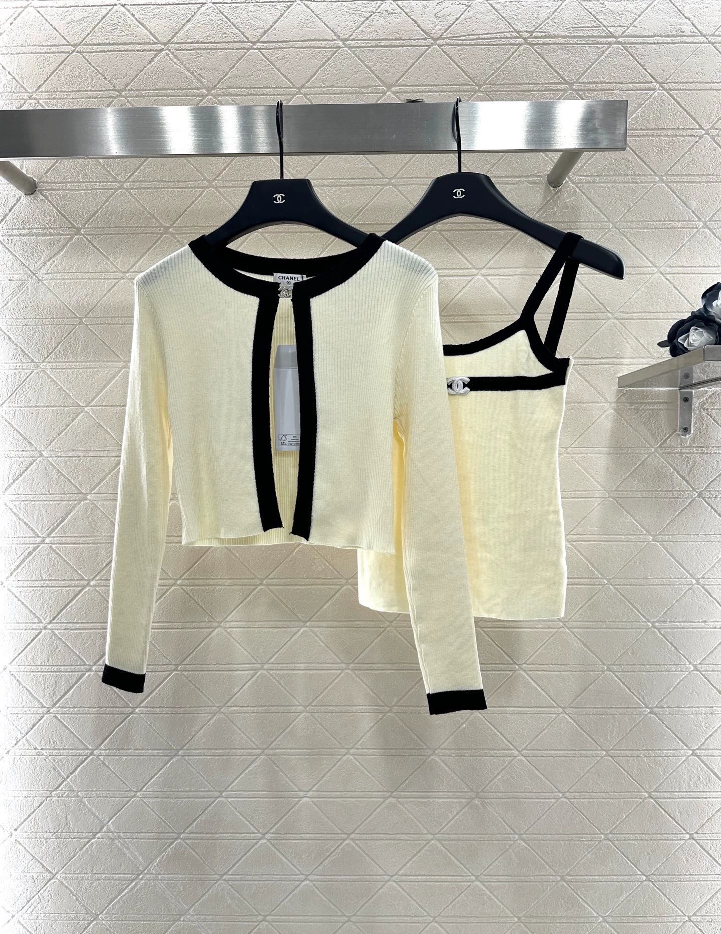 C 25 Two-piece knitted cardigan with suspenders