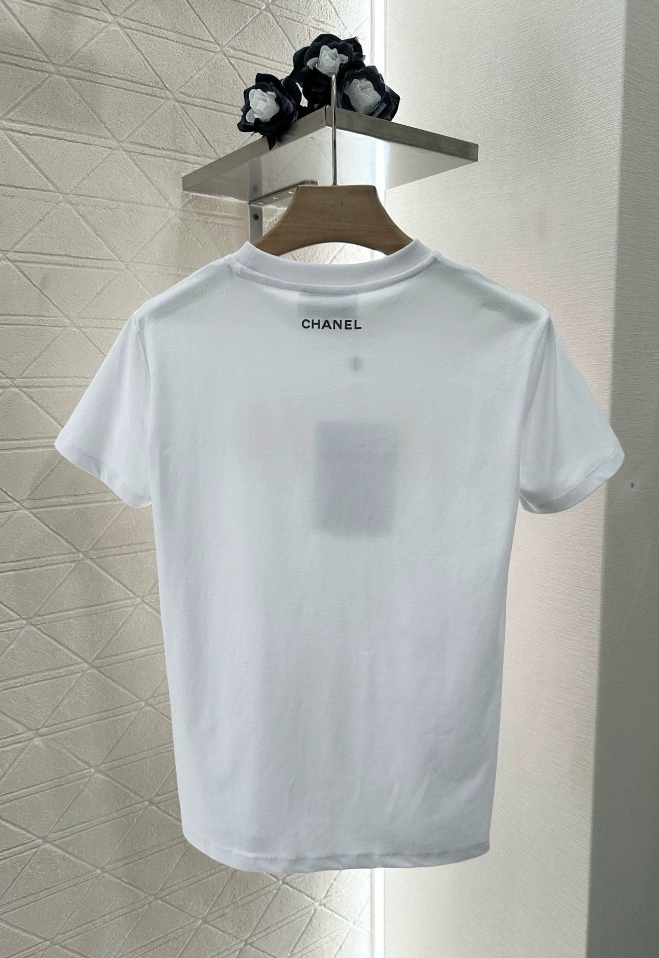 T-shirt à manches courtes avec lettres brodées et perles C 25