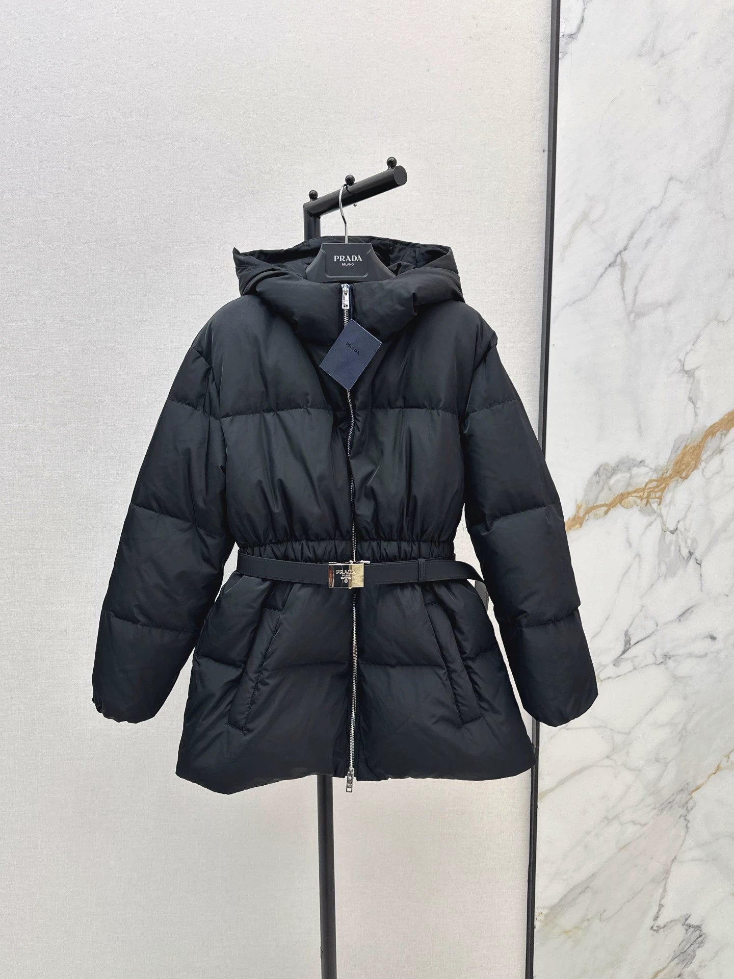 P 25fw Hooded slim-fit mid-length down jacket