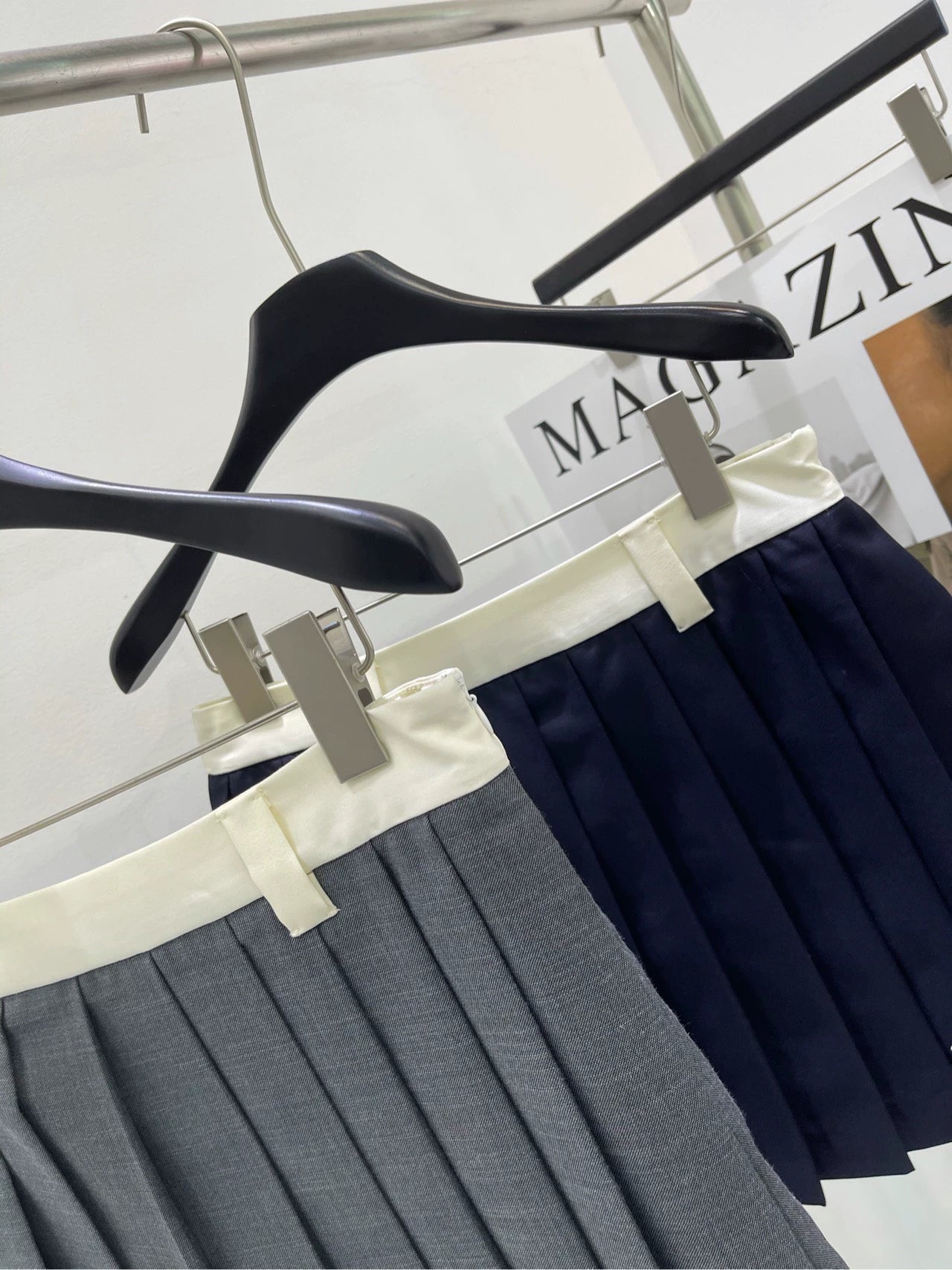 M 25 White-edge colorblock letter pleated skirt