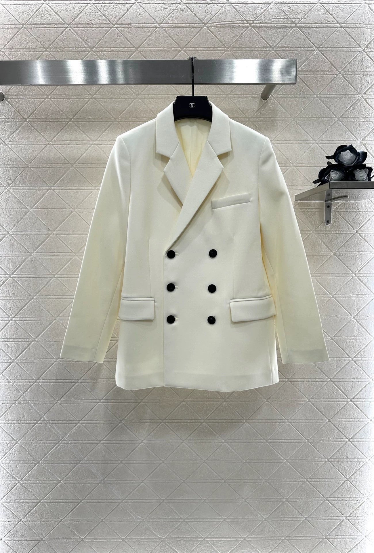 D 25 Silk and wool straight shoulder double-breasted suit