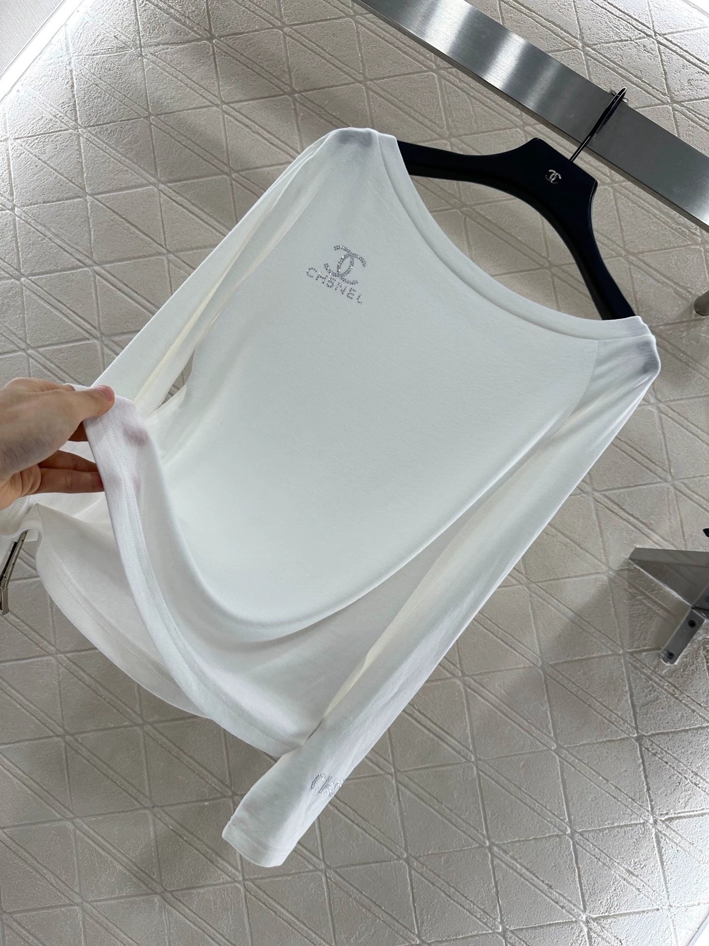 C 25 Slim-fitting, rhinestone-embellished, off-shoulder top.