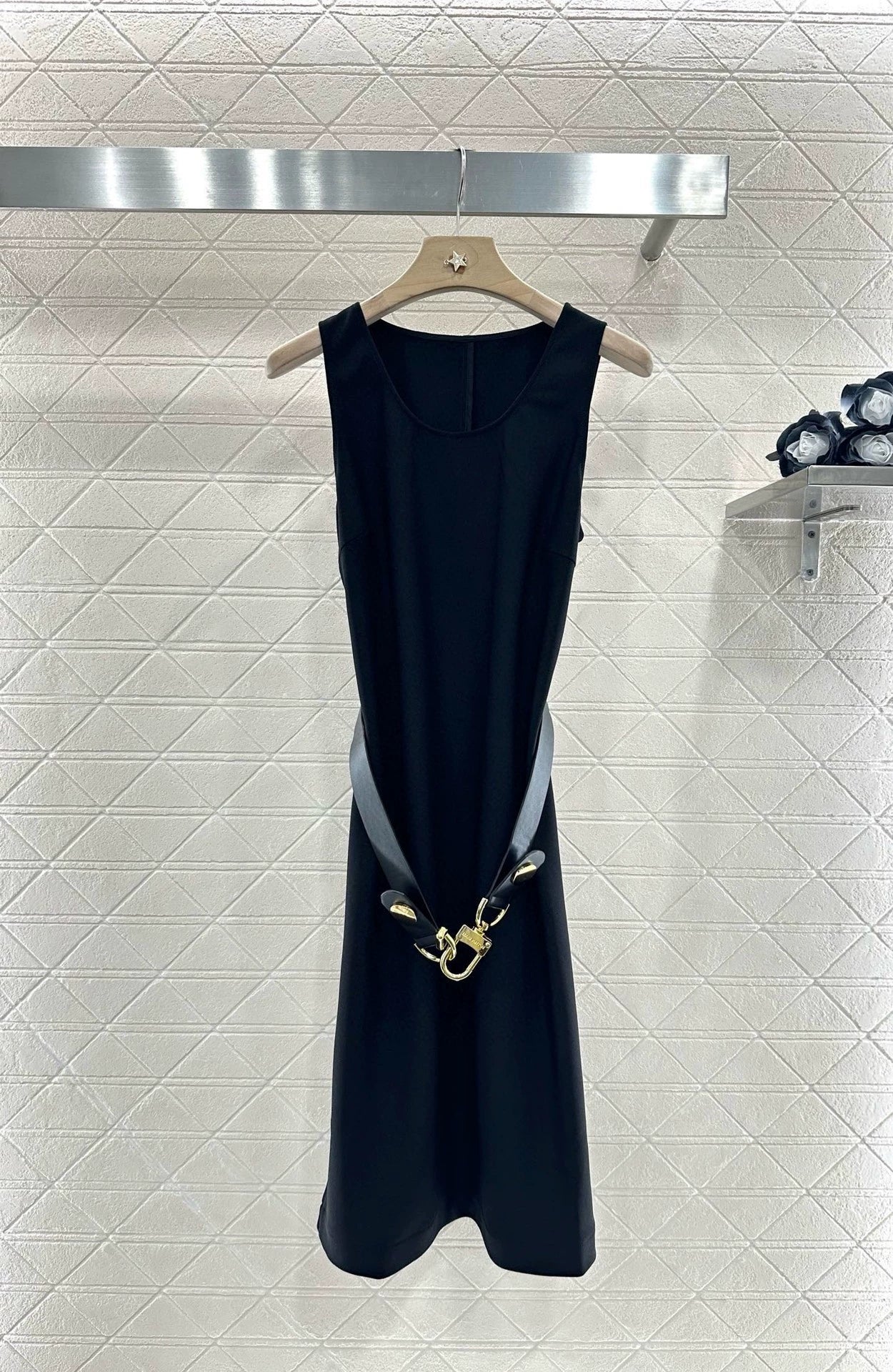 1ou 25 Belted sleeveless dress