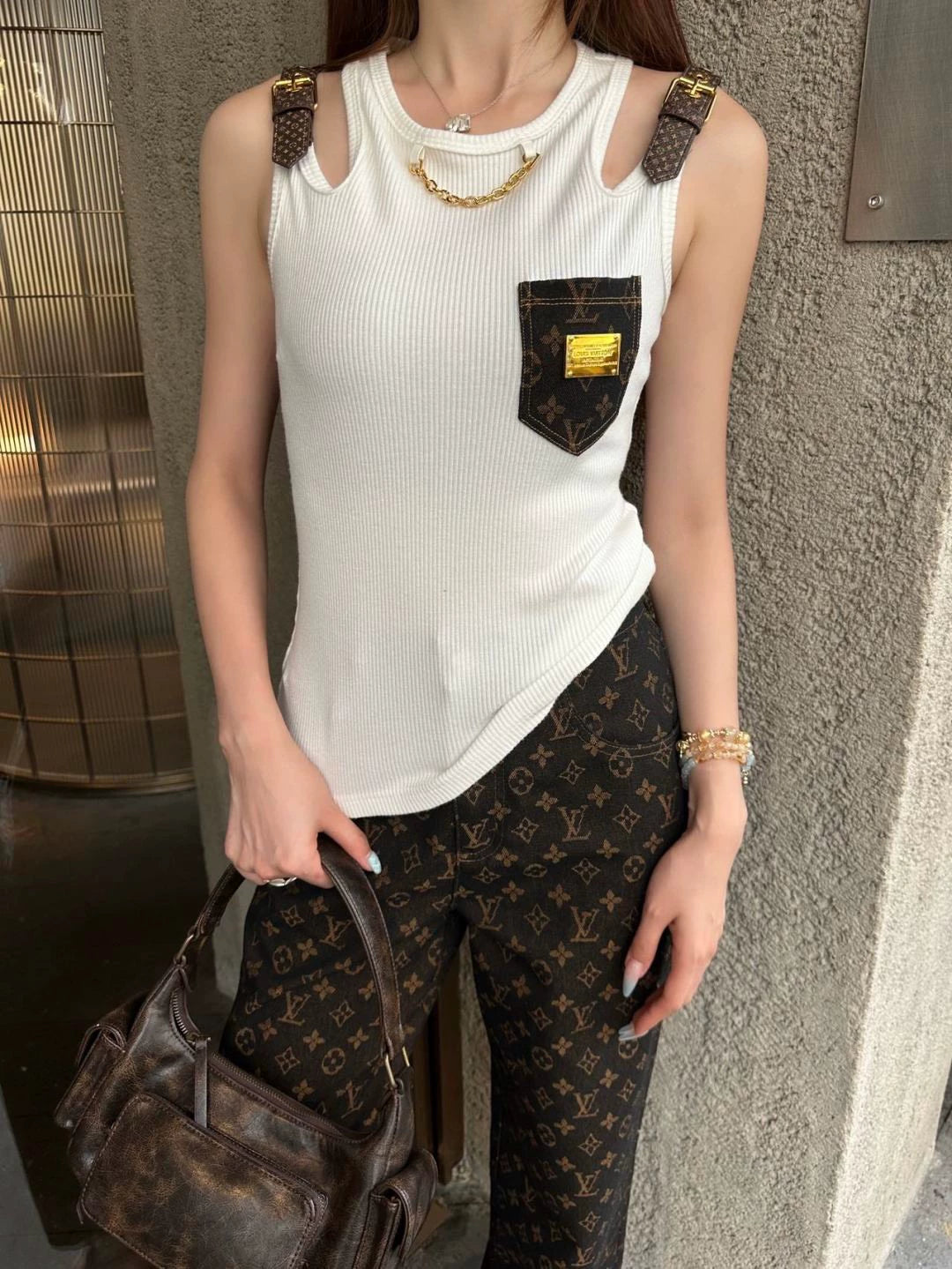 1ou 25 Leather shoulder strap with chain and cotton vest