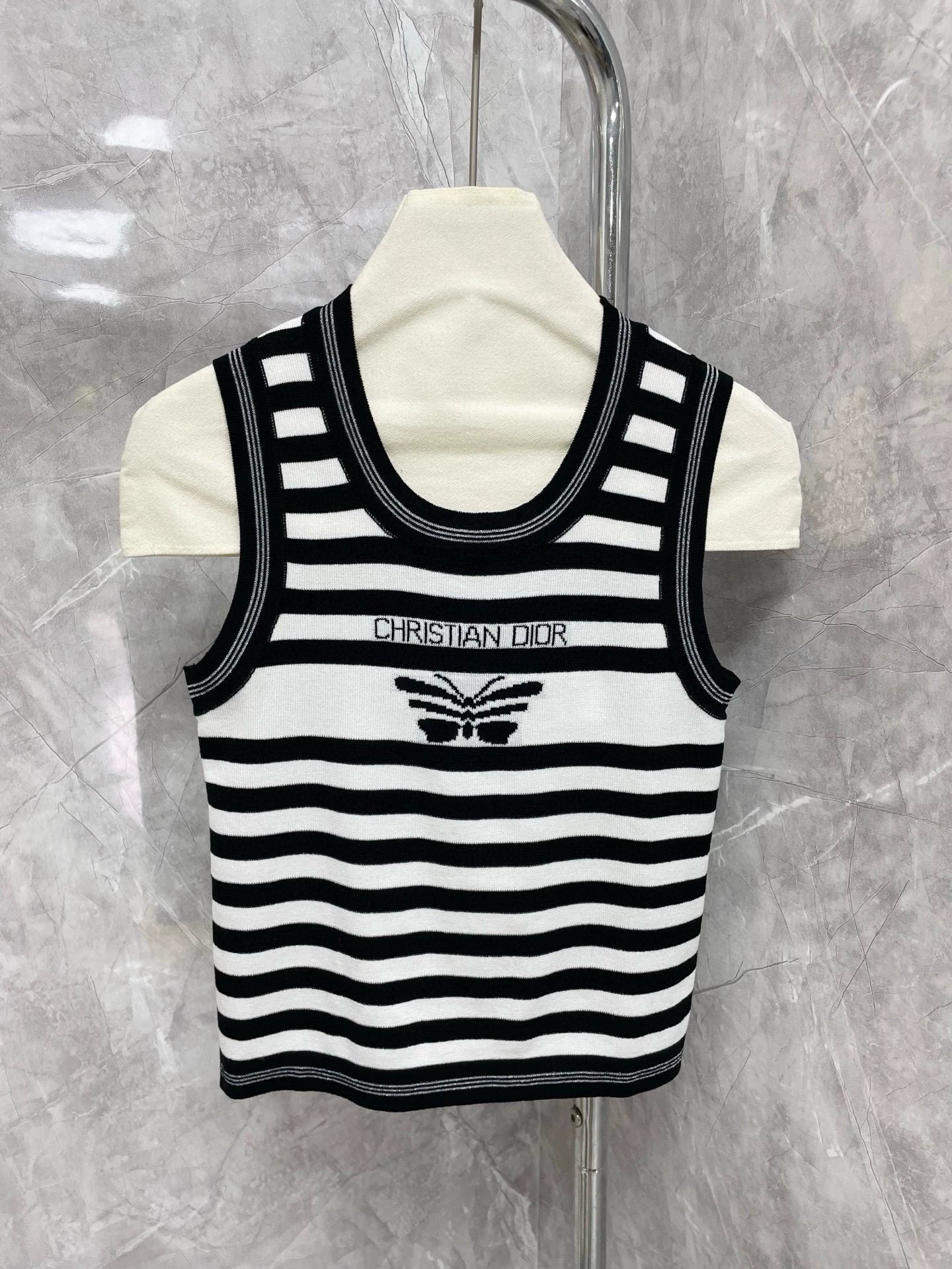 C 25 Striped knitted vest