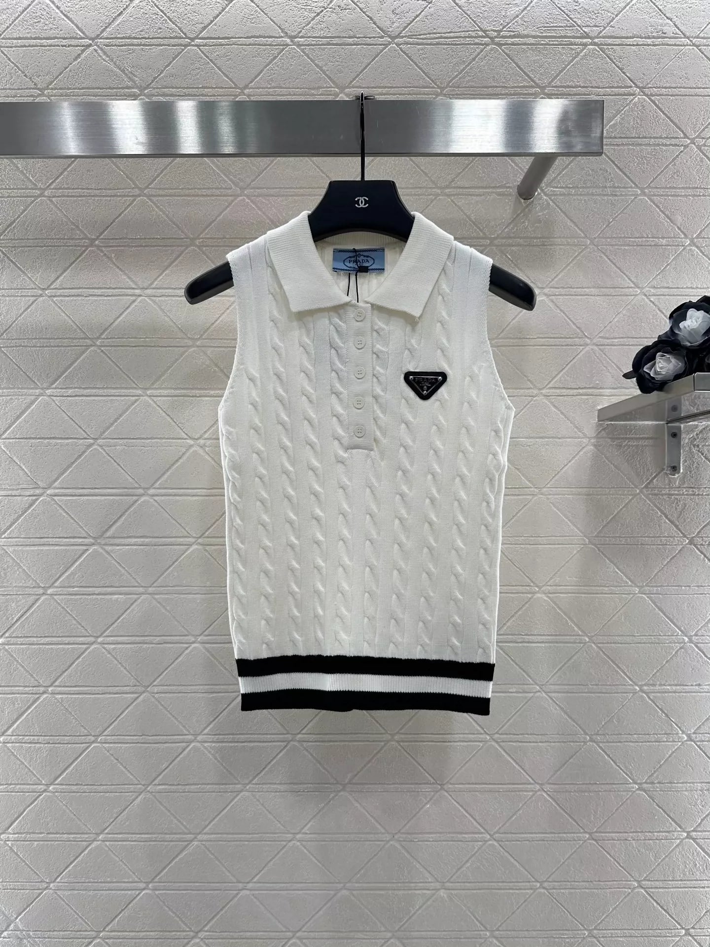 P 25 Cable-knit lapel vest